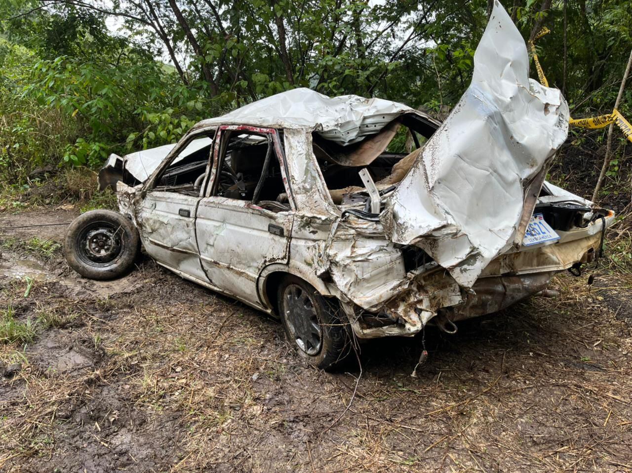 Este es el carro que cayó al río Térraba el pasado domingo 23 de octubre del 2022. En el vehículo viajaban dos hombres que fueron arrastrados por la corriente. Foto: Seguridad Pública