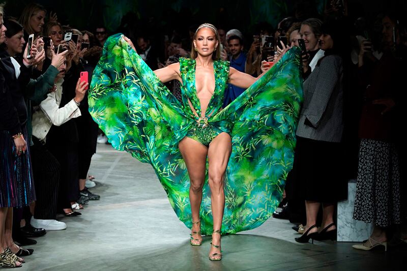 Jennifer Lopez recreó el vestido verde de 'Versace' en 2019 porque la diseñadora de moda italiana Donatella la invitó a desfilar.