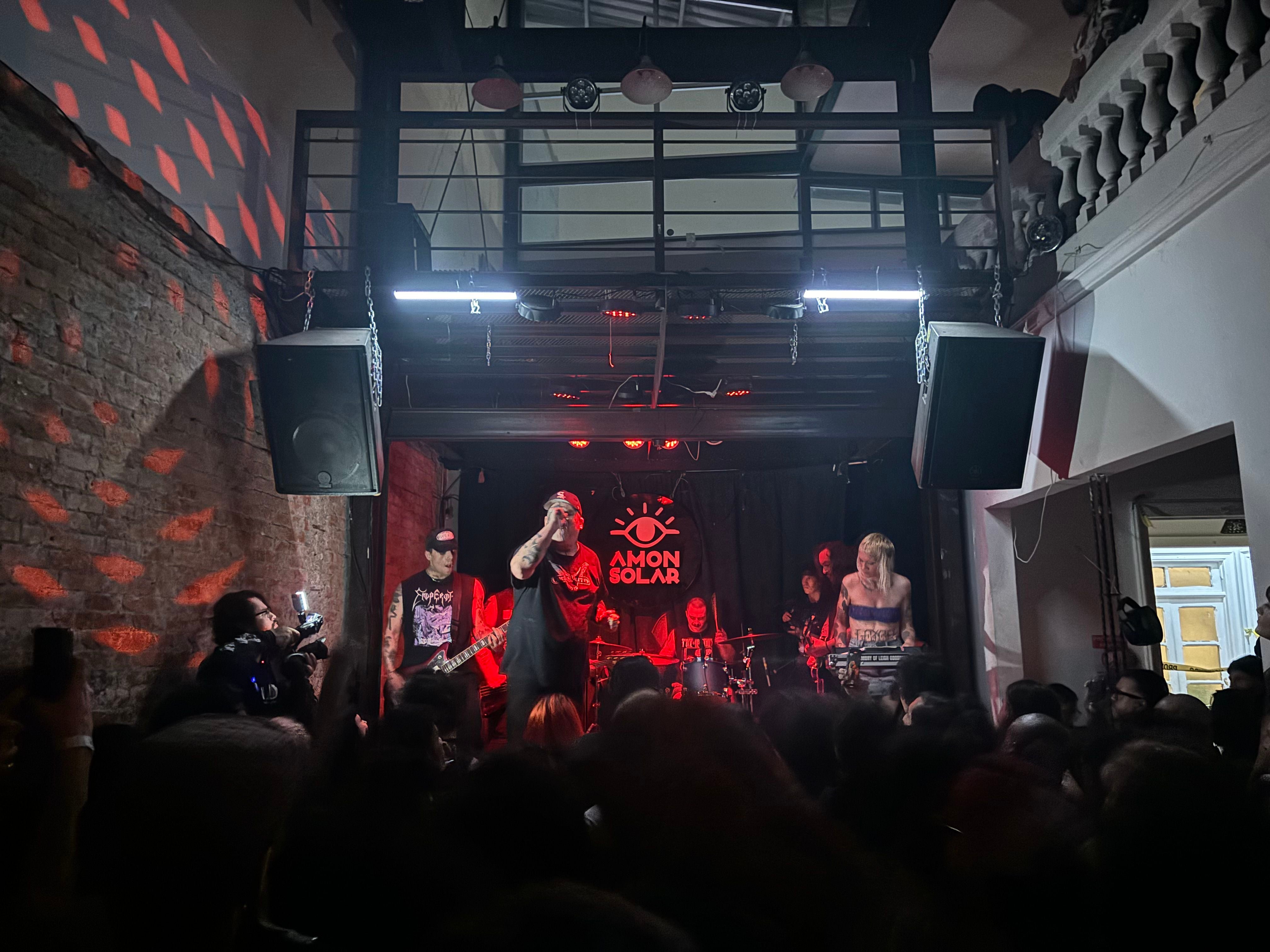 La energía de Soft Kill cautiva al público con su inconfundible mezcla de rock alternativo y melancolía.