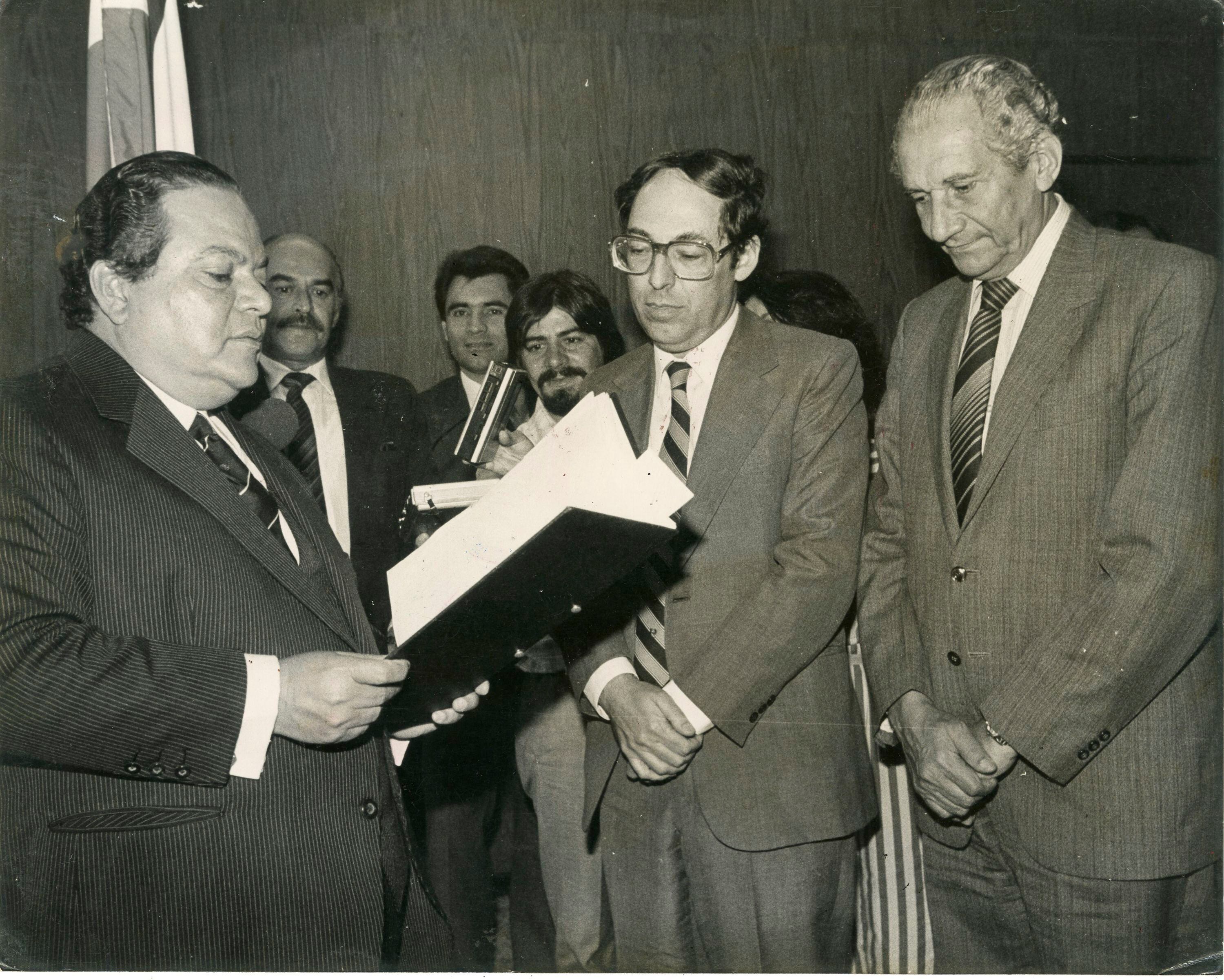 Esta imagen de 1984 muestra a Luis Alberto Monge, entonces presidente de la República; a Eduardo Lizano, presidente del Banco Central, y Armando Arauz, vicepresidente en dicha administración.