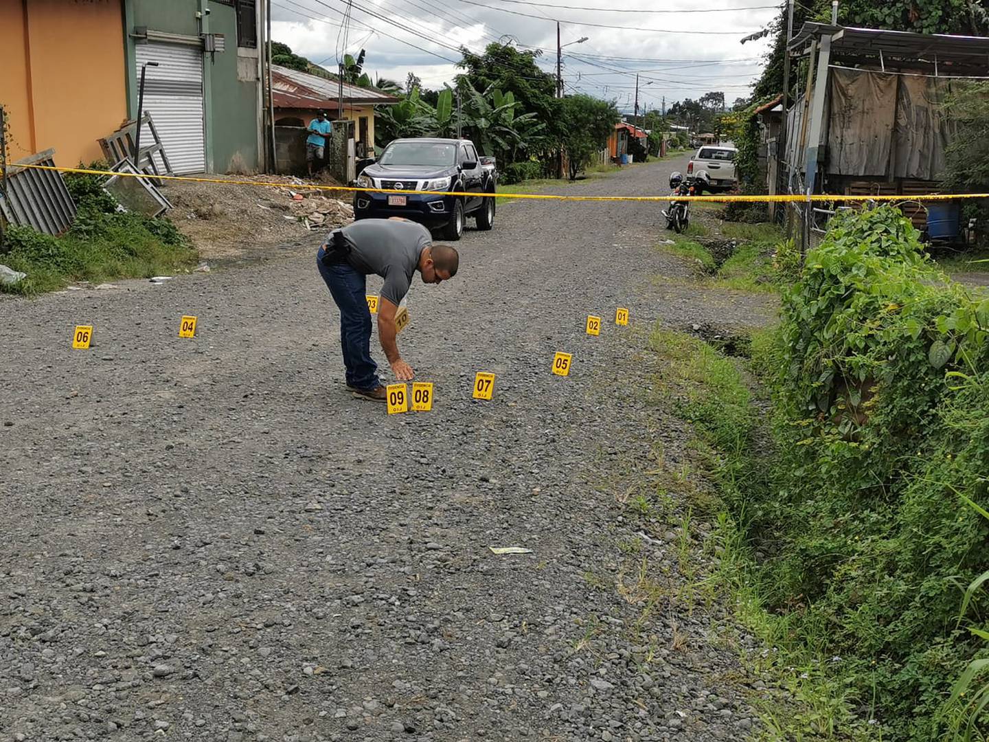 Poco antes de las 3 p. m. los agentes del OIJ llegaron al sitio de la balacera y entre las piedras de una calle de lastre encontraron más de 16 indicios balísticos. Foto: Reiner Montero.