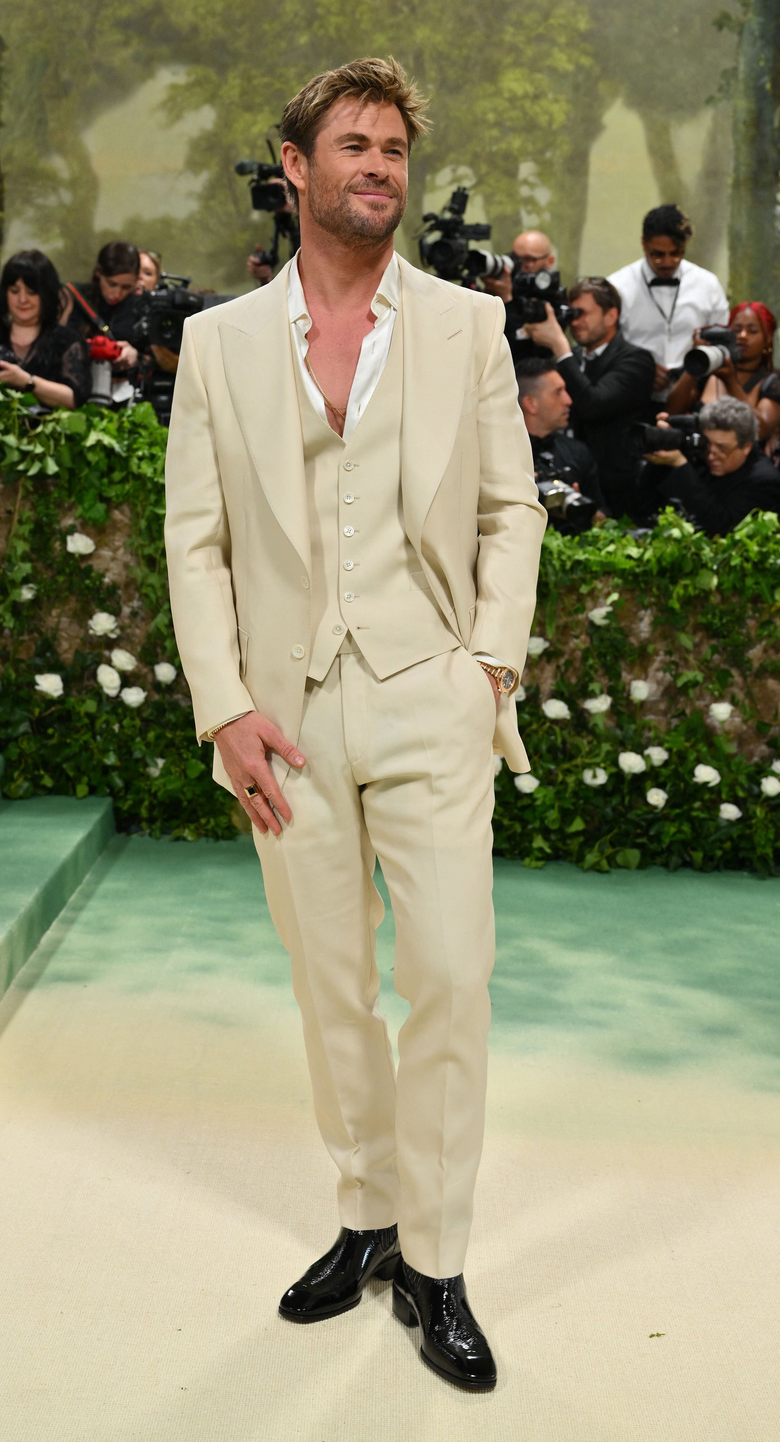 El actor australiano Chris Hemsworth conocido por su rol de Thor en las películas de Marvel, optó por un atuendo personalizado de Tom Ford. Llevaba un traje de tres piezas de lana en color crema a medida con botas de charol negro. En su muñeca, llevaba un reloj de oro rosa de Chopard.