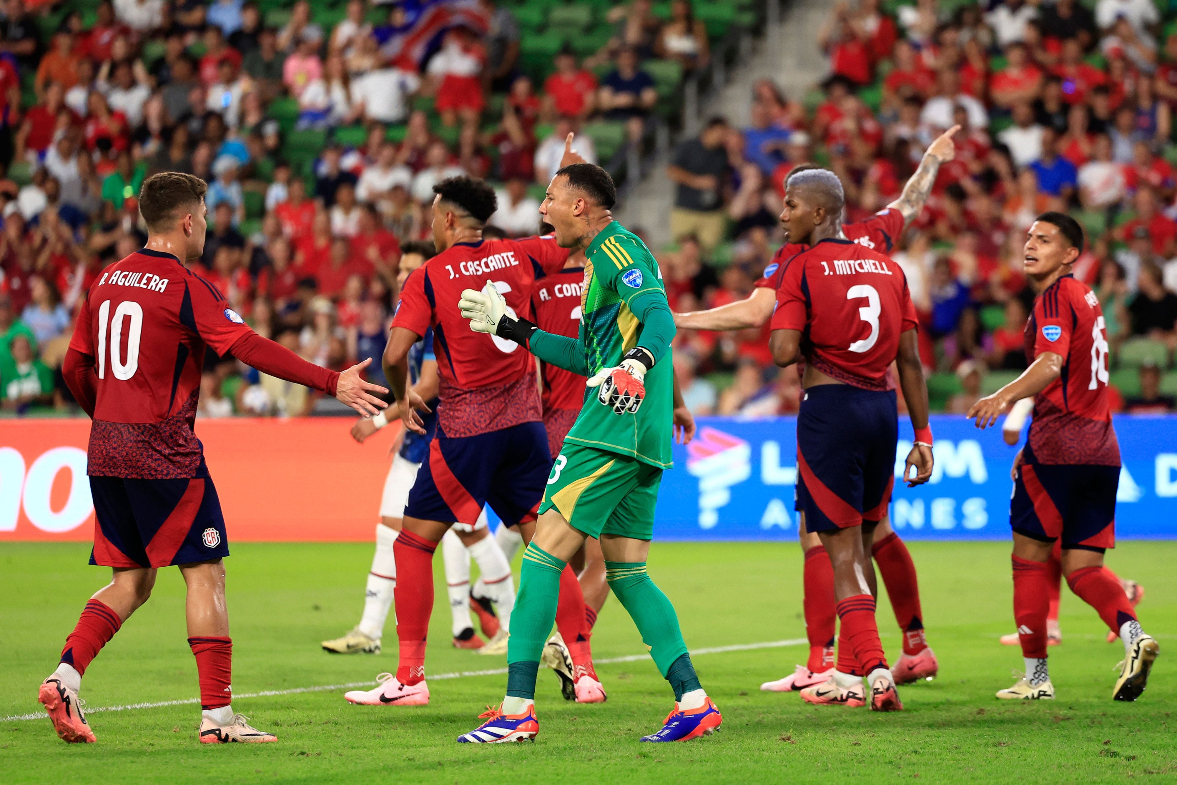Patrick Sequeira recibió la felicitación de todos sus compañeros, luego de realizar una tapada espectacular en los últimos minutos ante Paraguay, que le valió para el triunfo a la Selección de Costa Rica. 