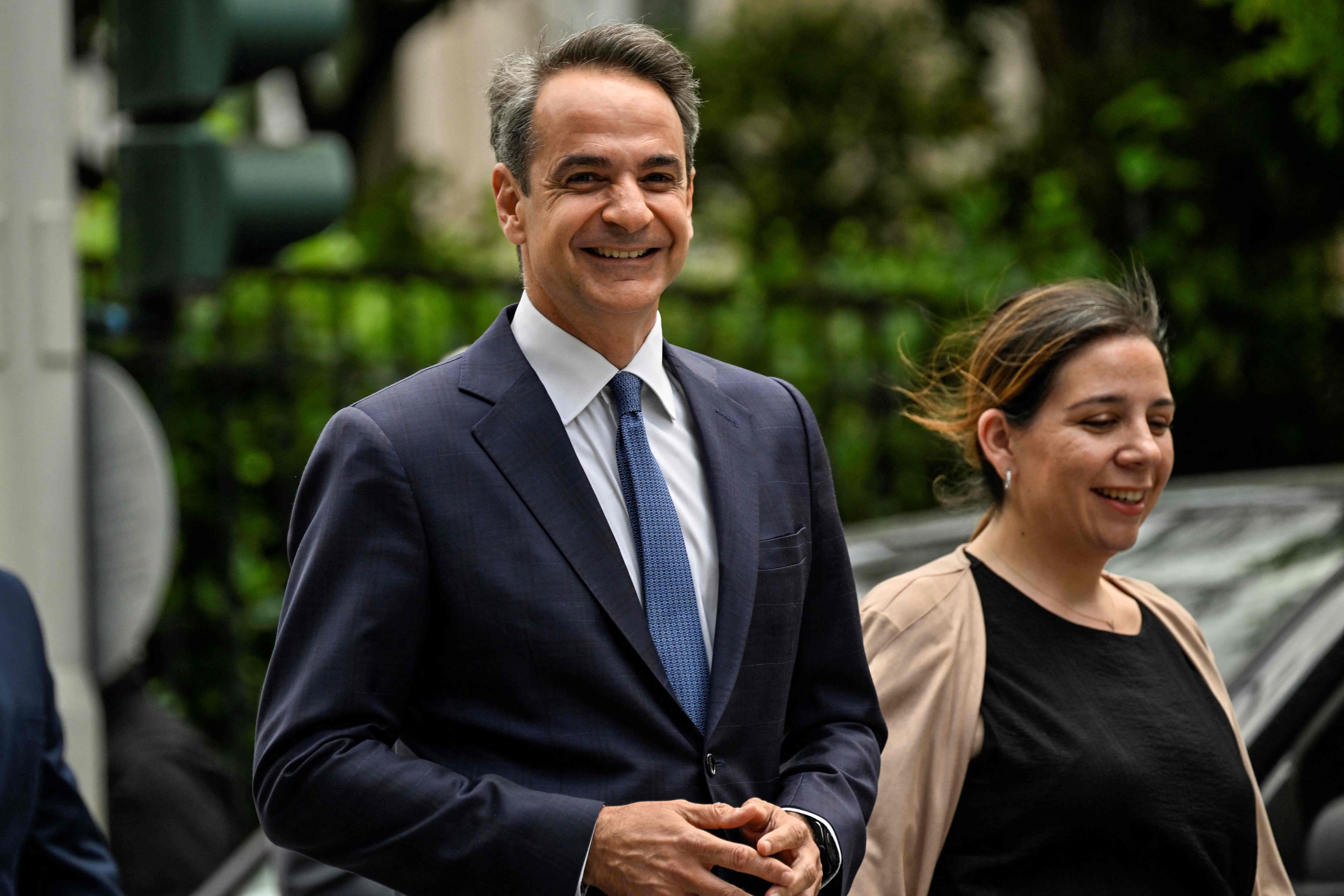 El primer ministro griego, Kyriakos Mitsotakis (izquierda), abandona el palacio presidencial en Atenas después de que el presidente griego le diera el mandato de formar gobierno el 22 de mayo de 2023. 
