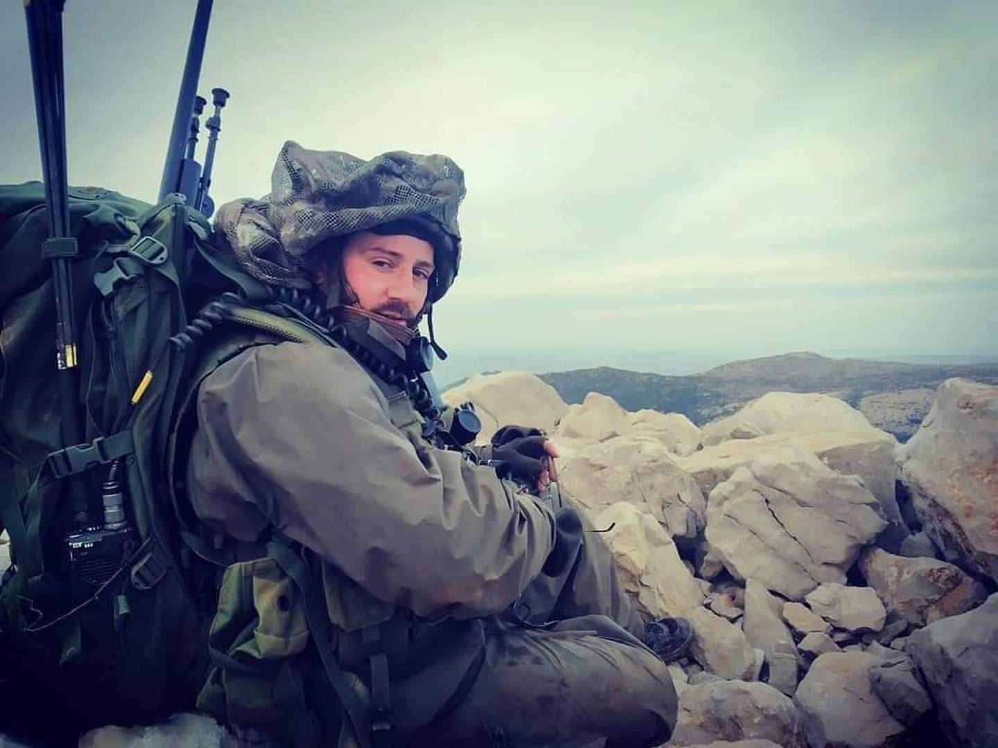 Lior, especialista en seguridad en Israel, que también es sargento mayor en una unidad de francotiradores en la reserva del ejército de Israel , en uno de sus servicios en la frontera con Líbano.