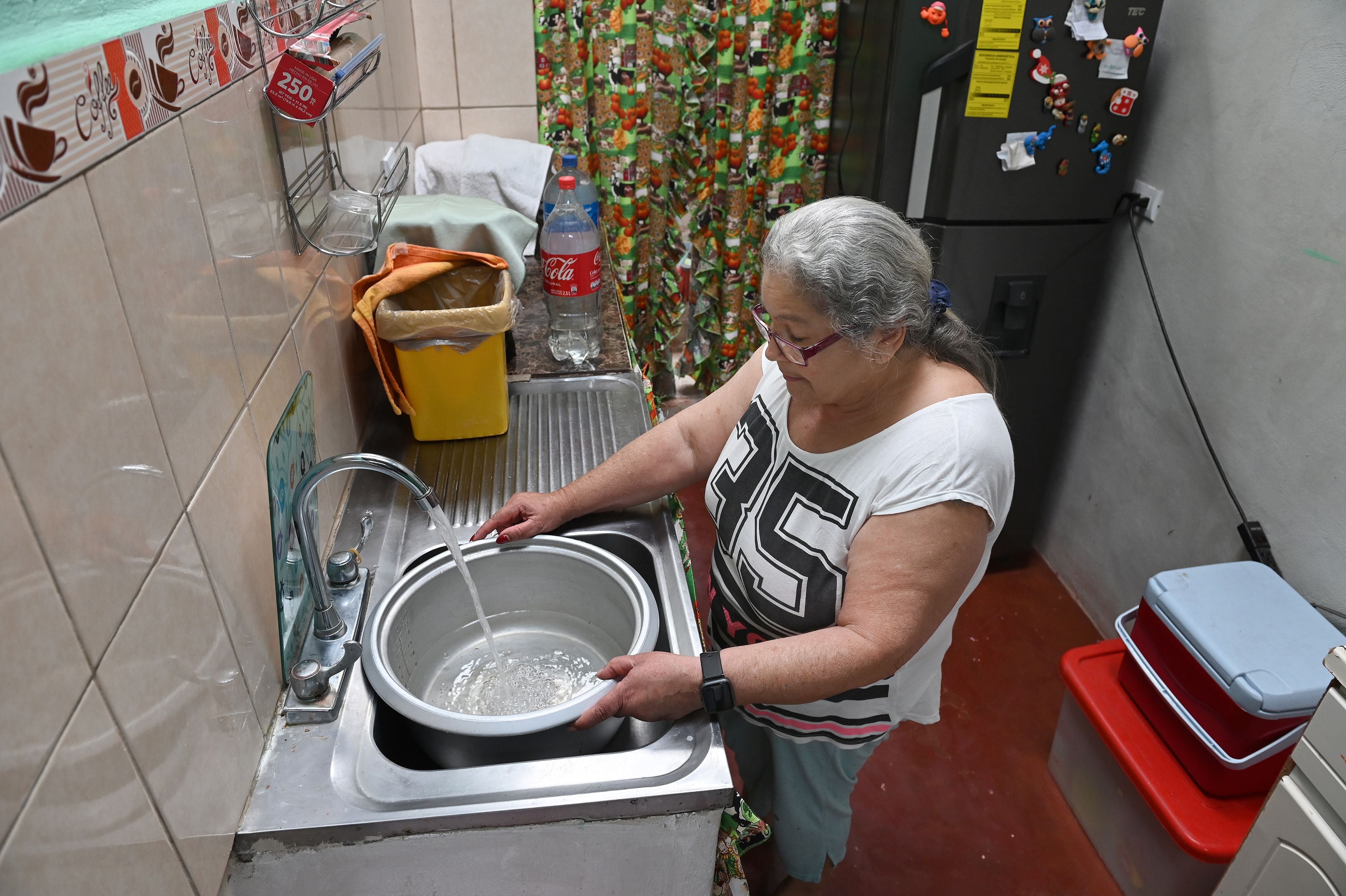 María Solano tiene 73 años y vive en Alajuelita. A inicios de año, debía recoger agua antes del mediodía para evitar complicaciones por la falta de agua. 