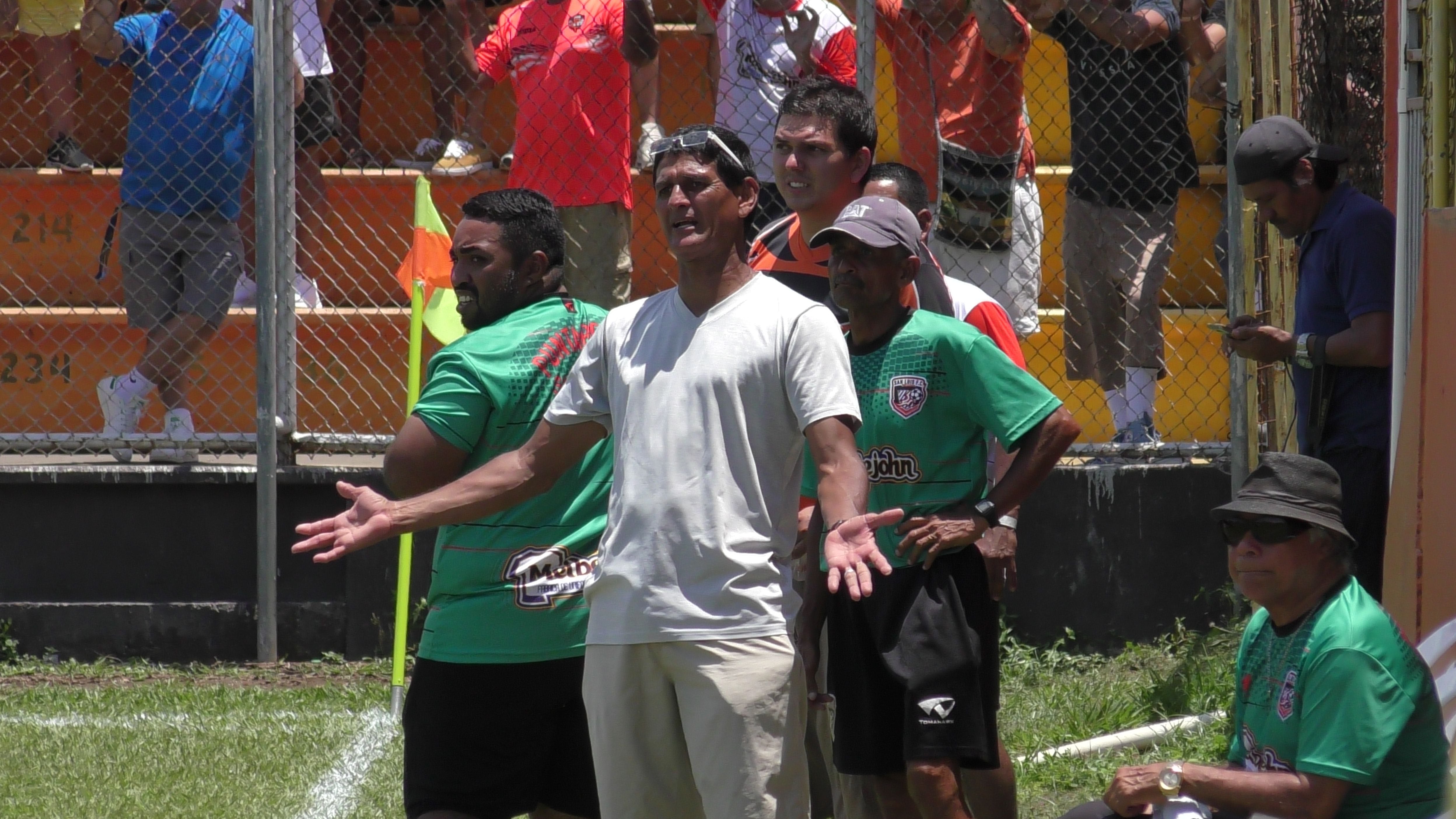 En los últimos años, Alfredo Contreras dirigió al equipo de Linafa, Puntarenas San Luis.