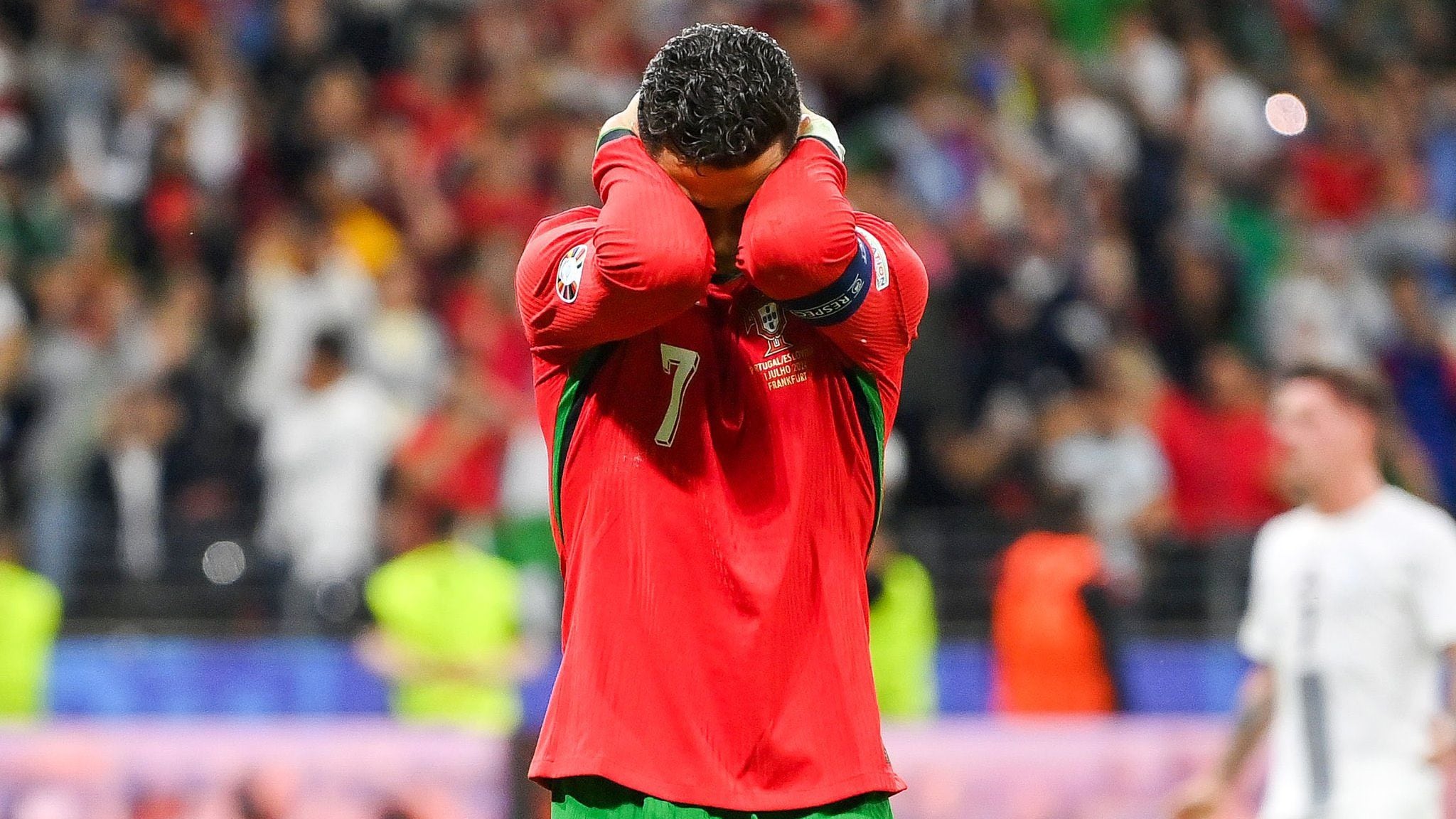 Cristiano Ronaldo y Pepe protagonizan emotiva despedida del torneo.