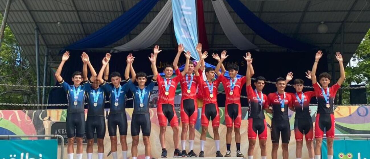 Palmares se dejó la prueba de ciclismo de ruta por equipo de los Juegos 
Nacionales Guanacaste 2024. En el podio los acompañaron los equipos de Paraíso y Alajuela. Cortesía: Fecoci