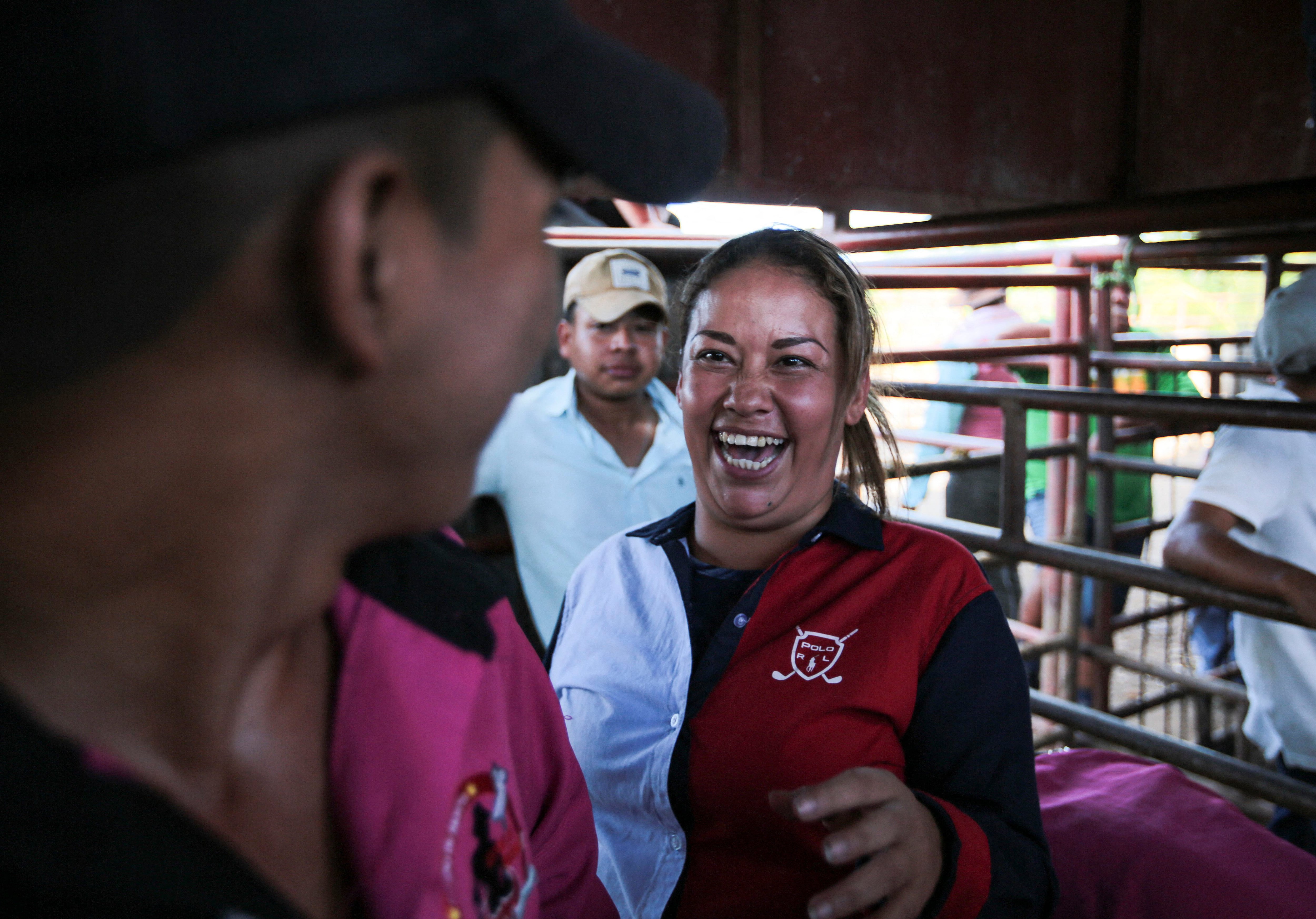 Mujer desafía el machismo y la tradición en la monta de toros de Nicaragua  | La Nación