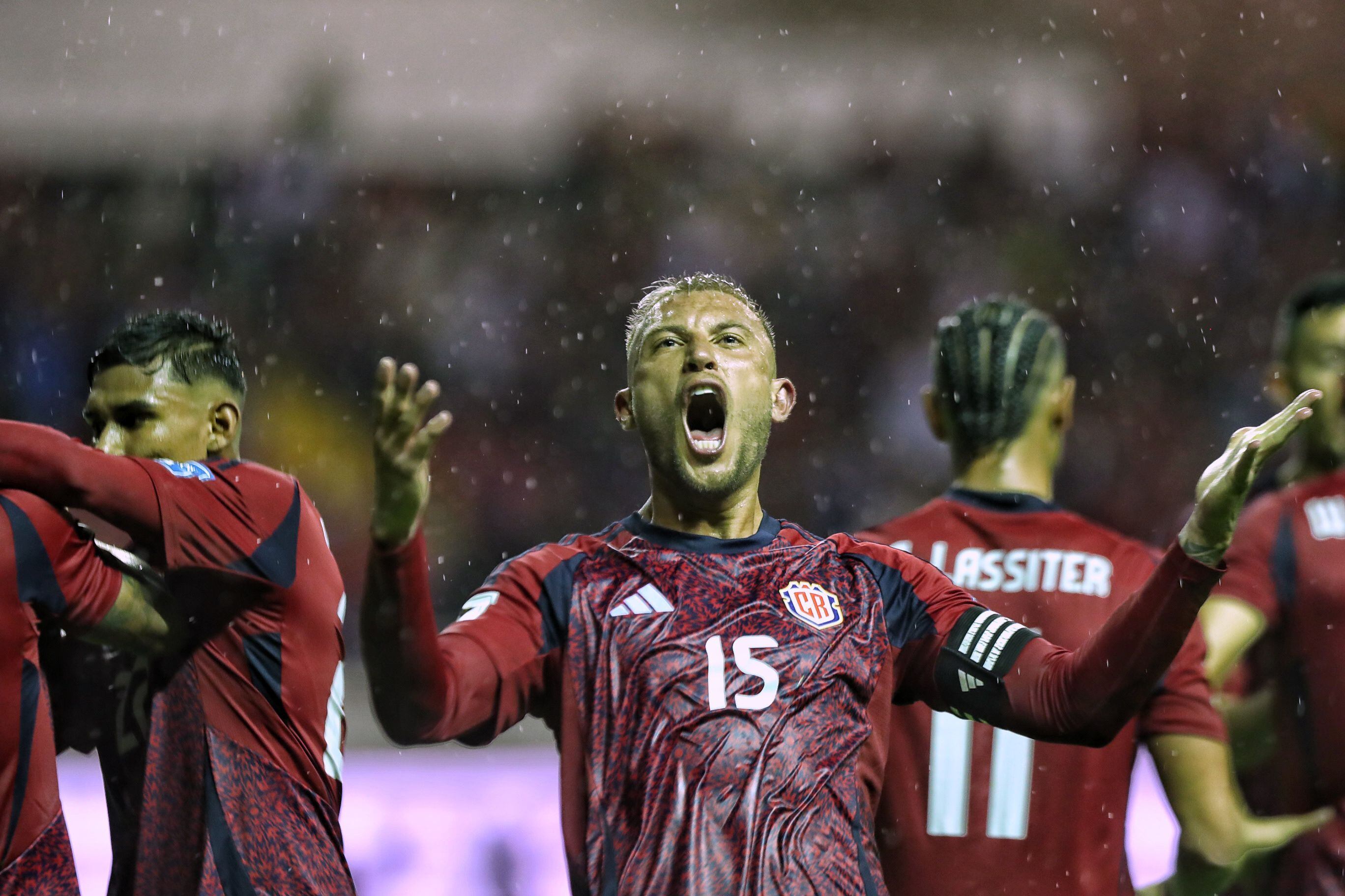 Francisco Calvo, capitán de la Selección de Costa Rica, celebró a lo grande el gol de Orlando Galo ante San Cristóbal y Nieves. 