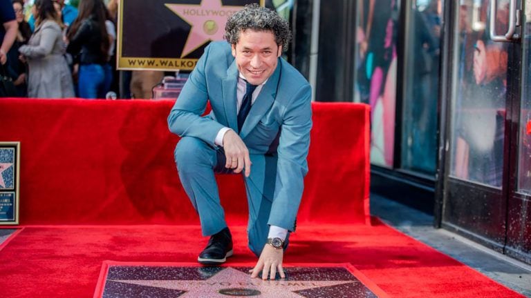 Gustavo Dudamel es el primer venezolano en tener una estrella en el Paseo de la fama de Hollywood. El director de orquesta recibió este reconocimiento el 23 de enero del 2019. Foto: AFP