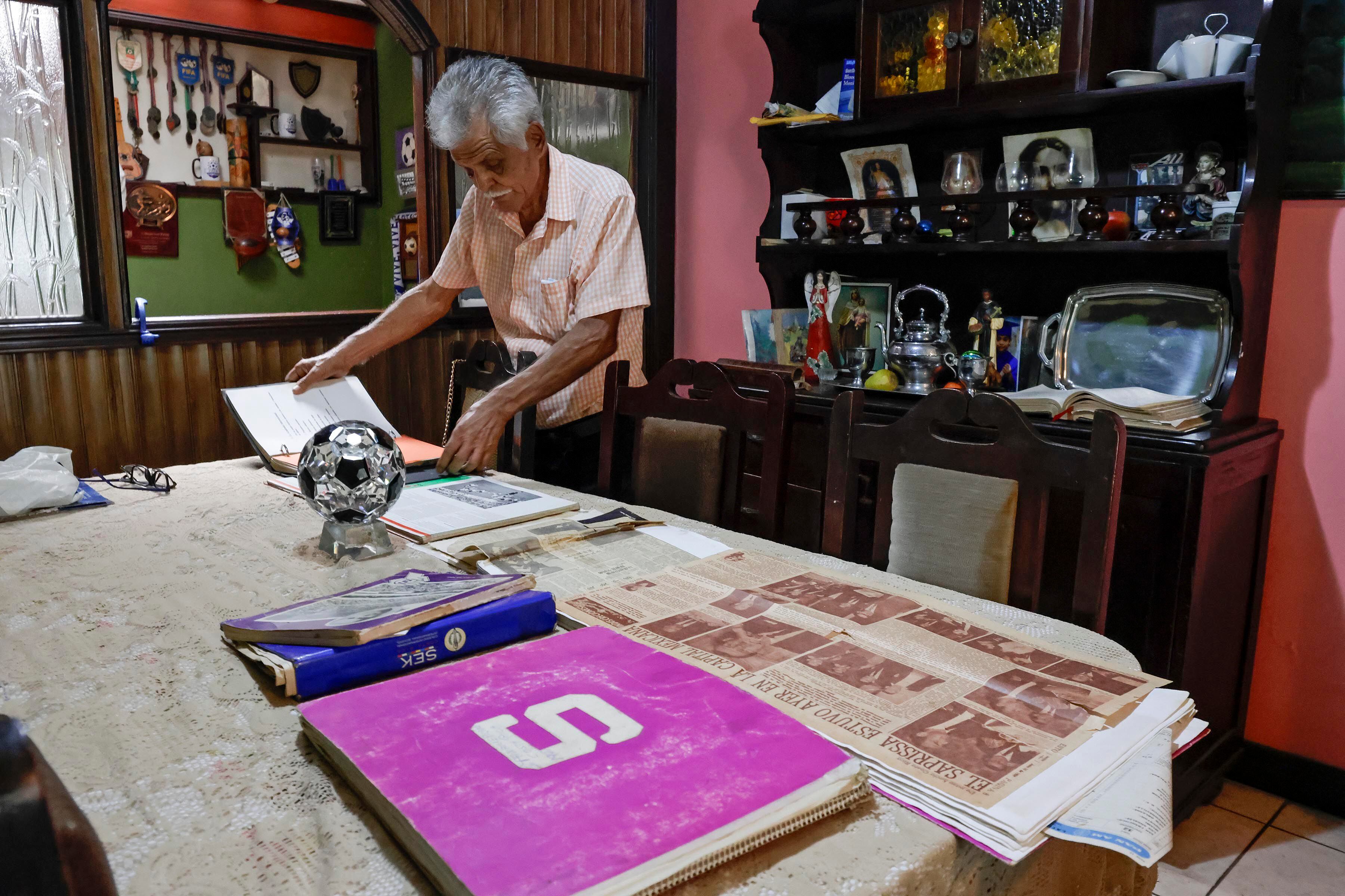 Rigoberto 'Feo' Rojas vive en Hatillo 3 y en su casa atesora muchísimos recuerdos de la vuelta al mundo que hizo con Saprissa. Su vida futbolera la tiene muy bien guardada en álbumes de fotos. 