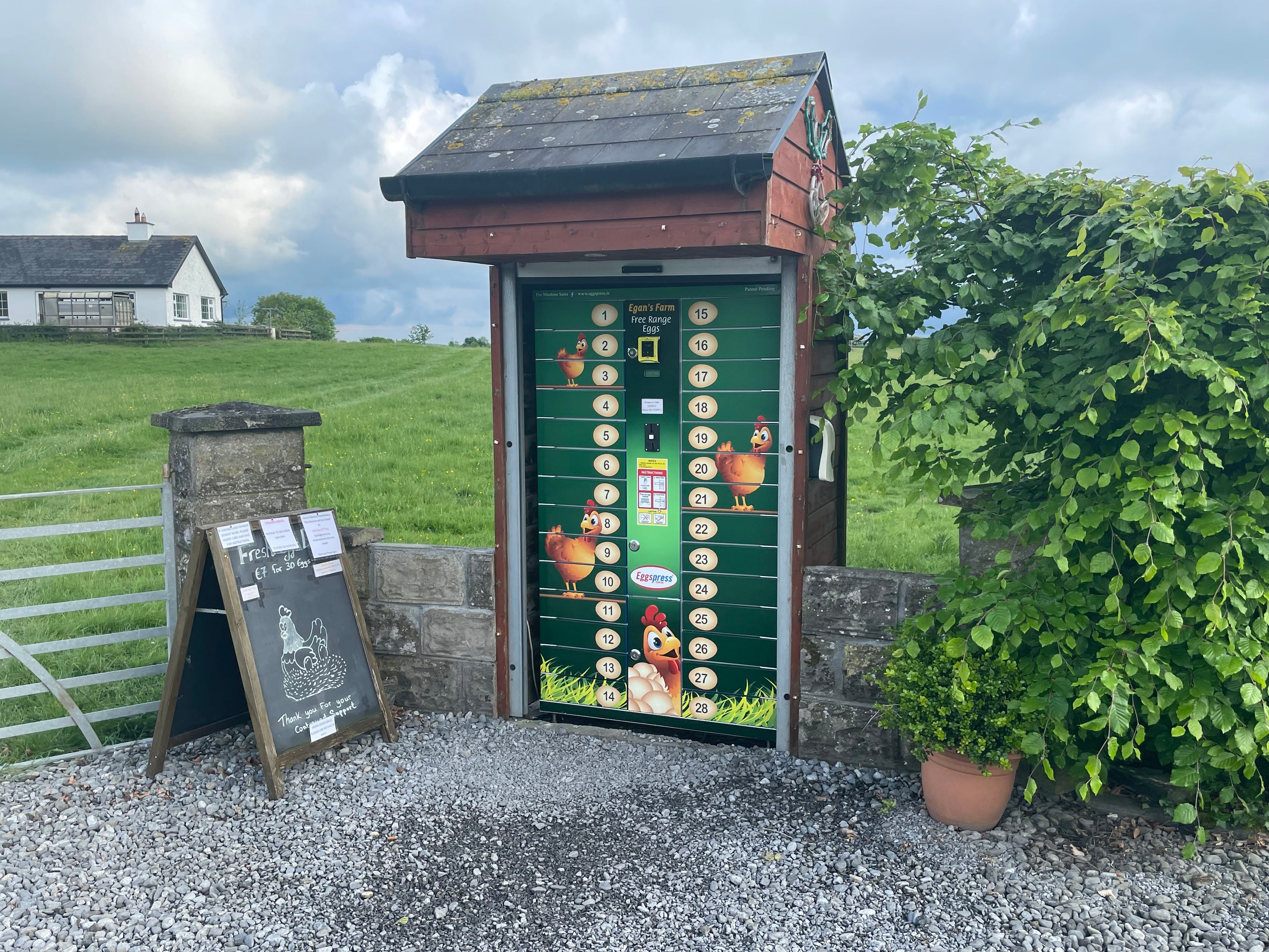 Esta es la máquina expendedora de huevos frescos en Birr, Irlanda.