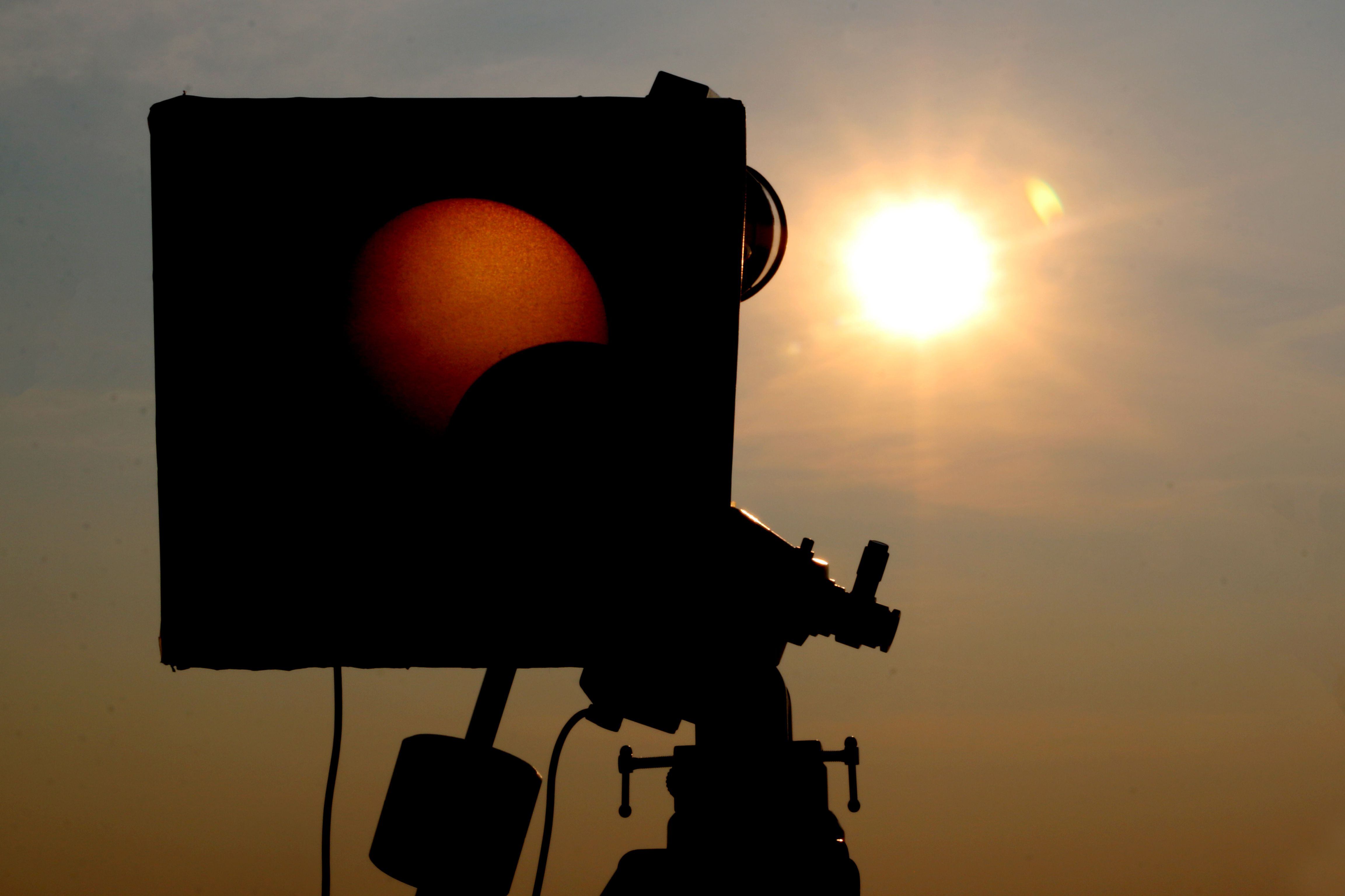 ¿Cuáles son los principales objetivos de los científicos al estudiar el eclipse solar total en Estados Unidos?