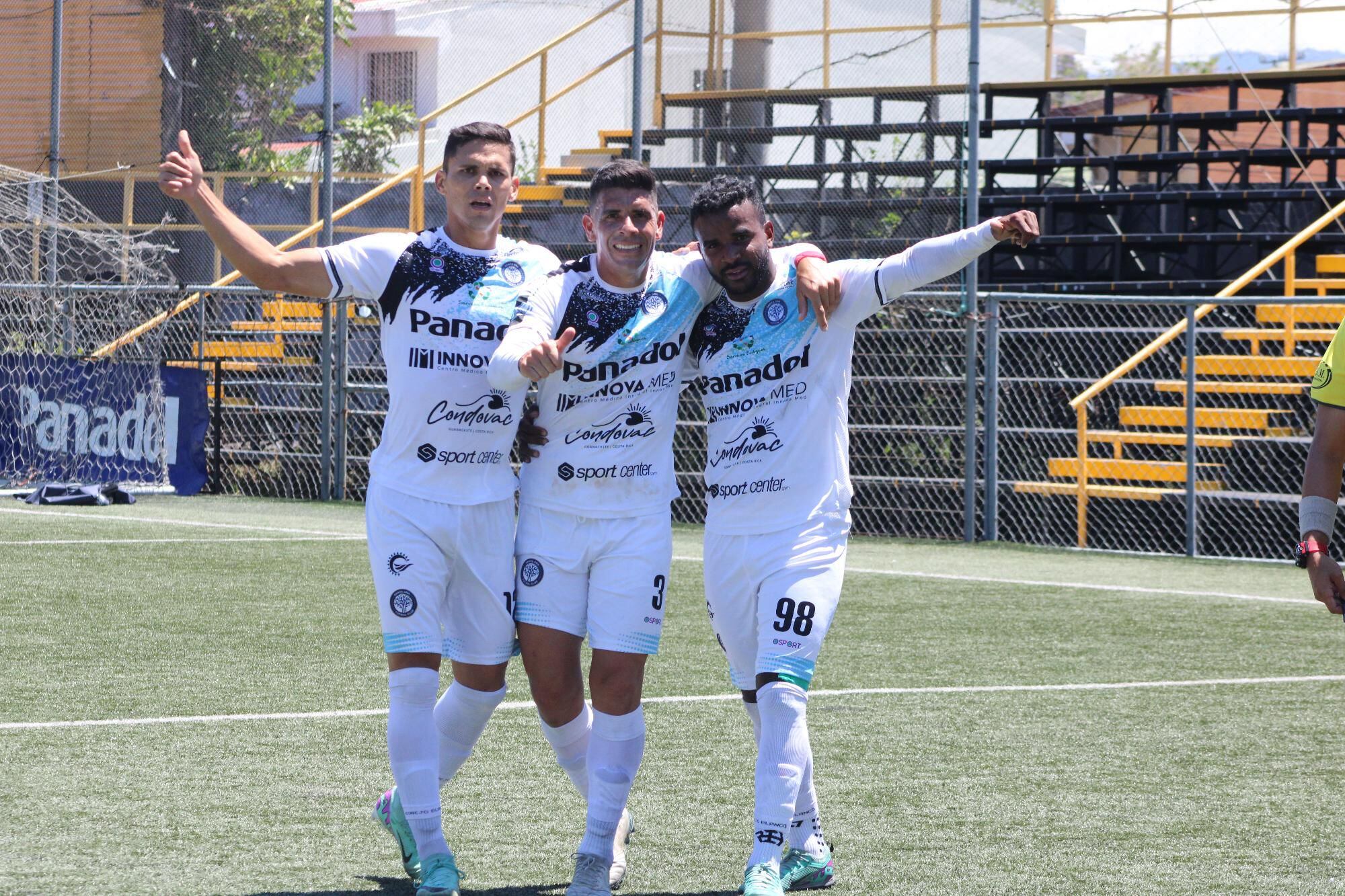 Johnny Acosta, Jonathan Martínez (98) y Erick Zúñiga (12) son parte del equipo de Santa Ana FC que logró su ascenso a la máxima categoría.  Fotografía: Esteban Rodríguez