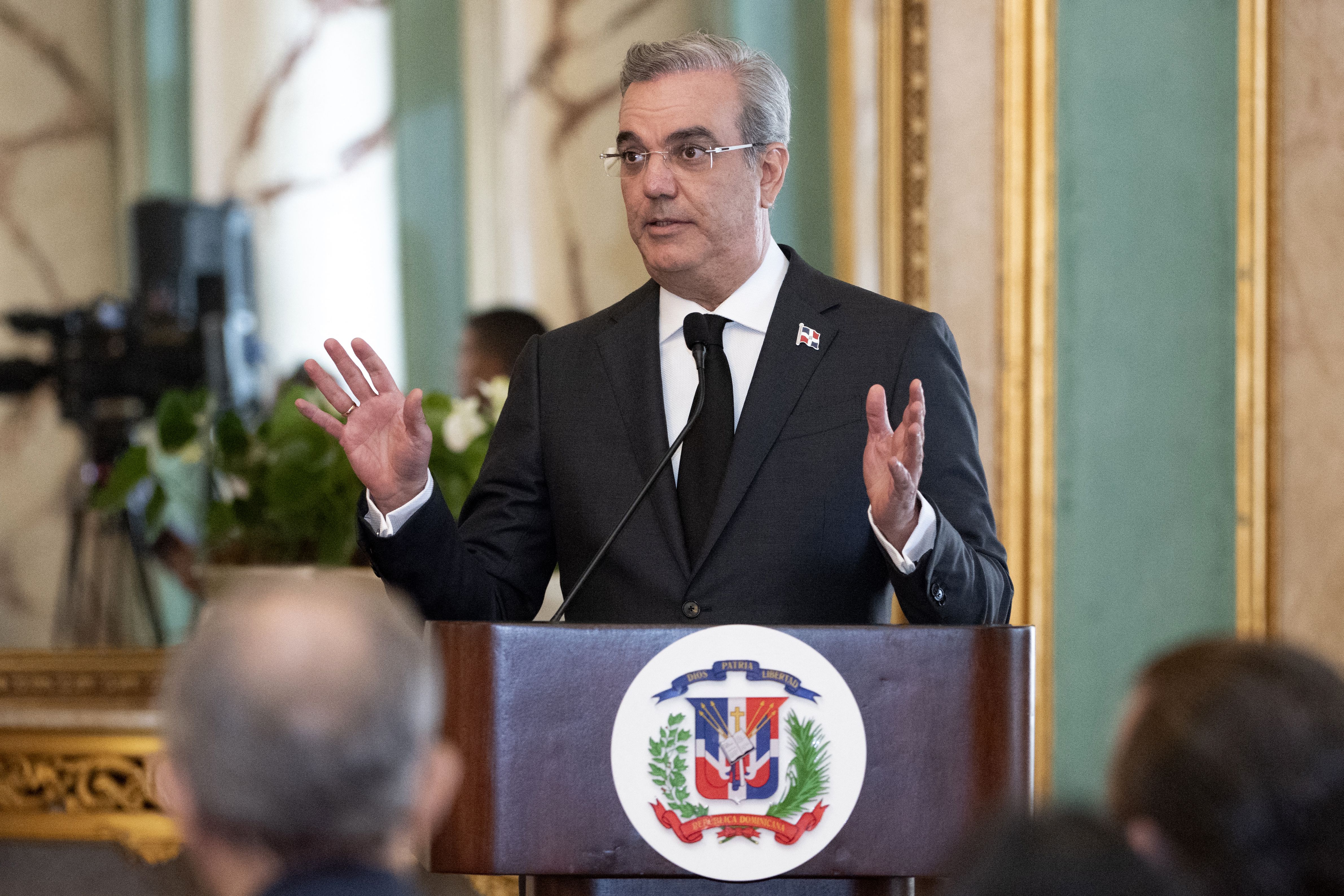 El presidente de República Dominicana, Luis Abinader, pronuncia un discurso en el Palacio Nacional de Santo Domingo . (Foto de Félix León / AFP)