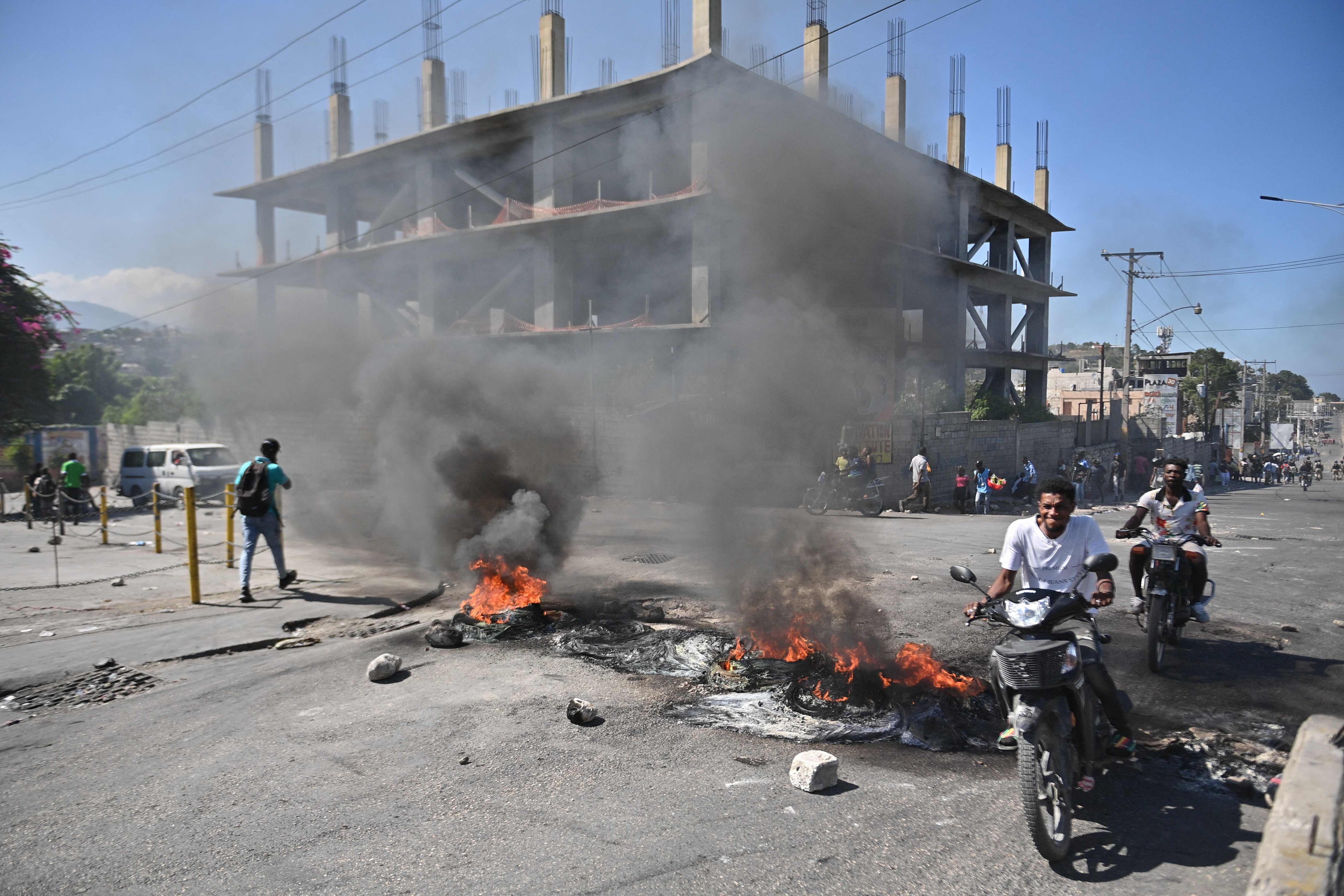 Un motociclista pasa quemando neumáticos en Delmas 30, Puerto Príncipe, Haití, durante un día de levantamiento contra el primer ministro haitiano, el pasado 18 de enero. 
