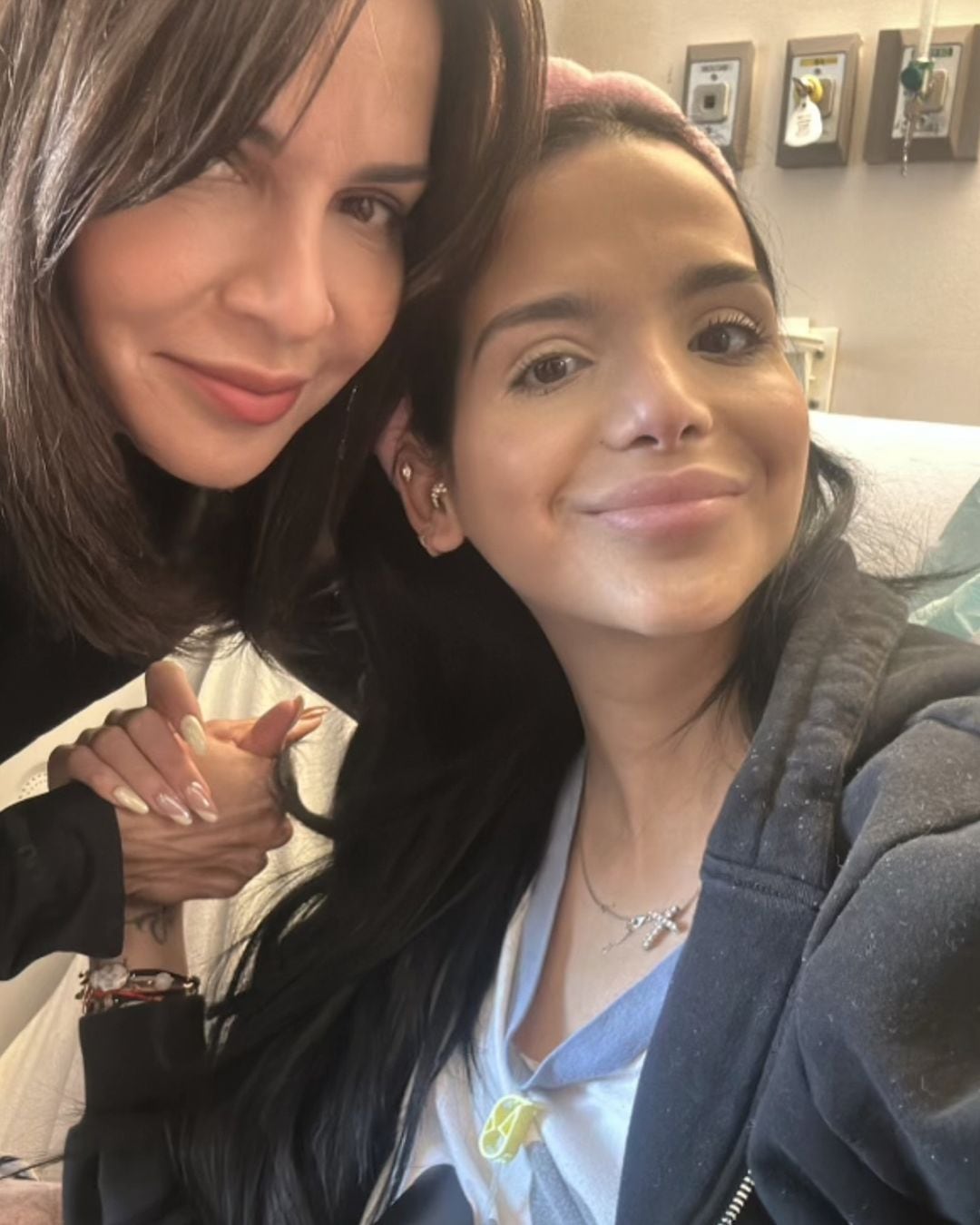 Lynda Díaz junto a Coco Roper hace algunos años, en un hospital.