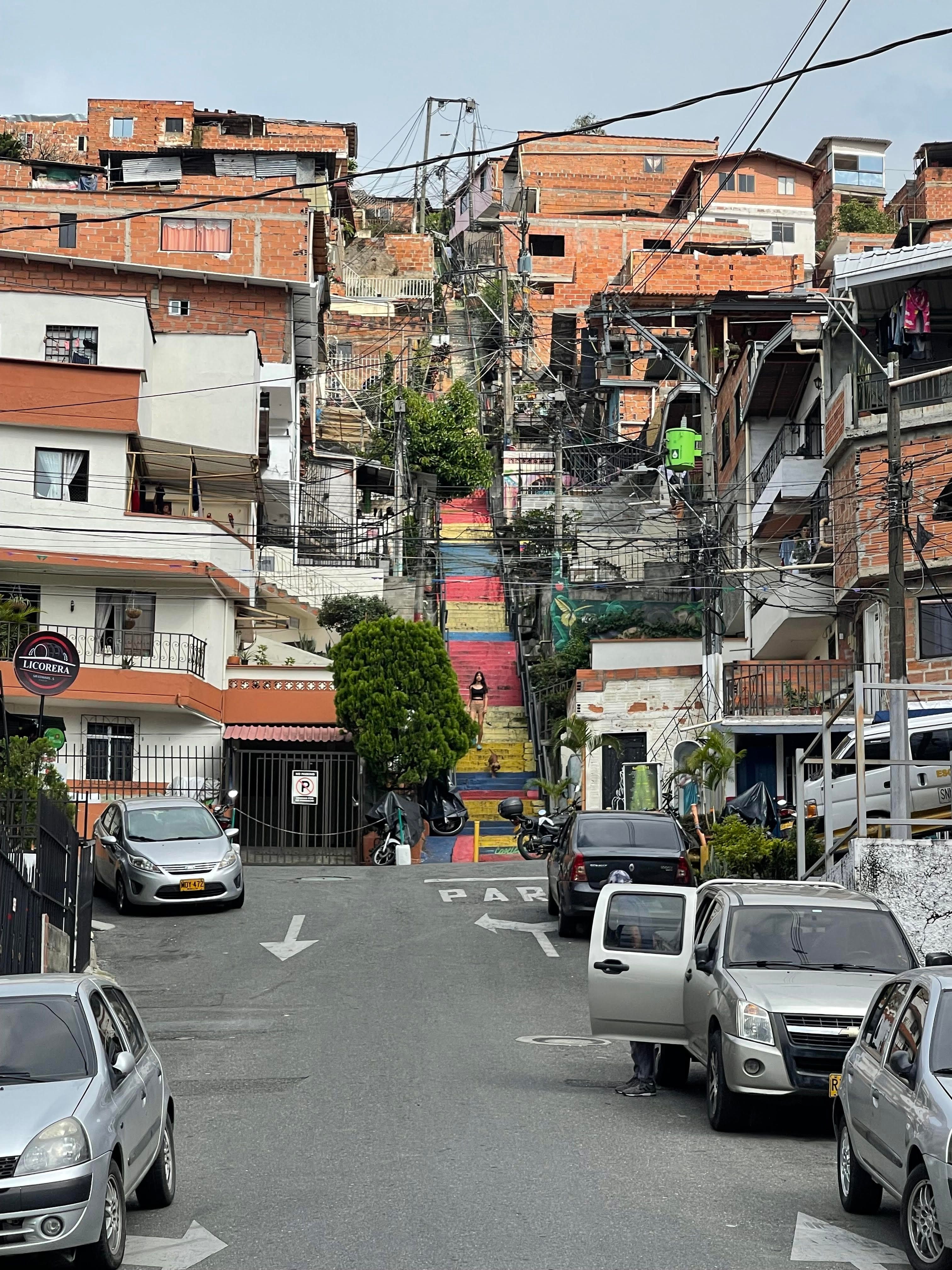 Comuna 13, en Medellín, Colombia. Otros sectores mantienen las escaleras tradicionales.