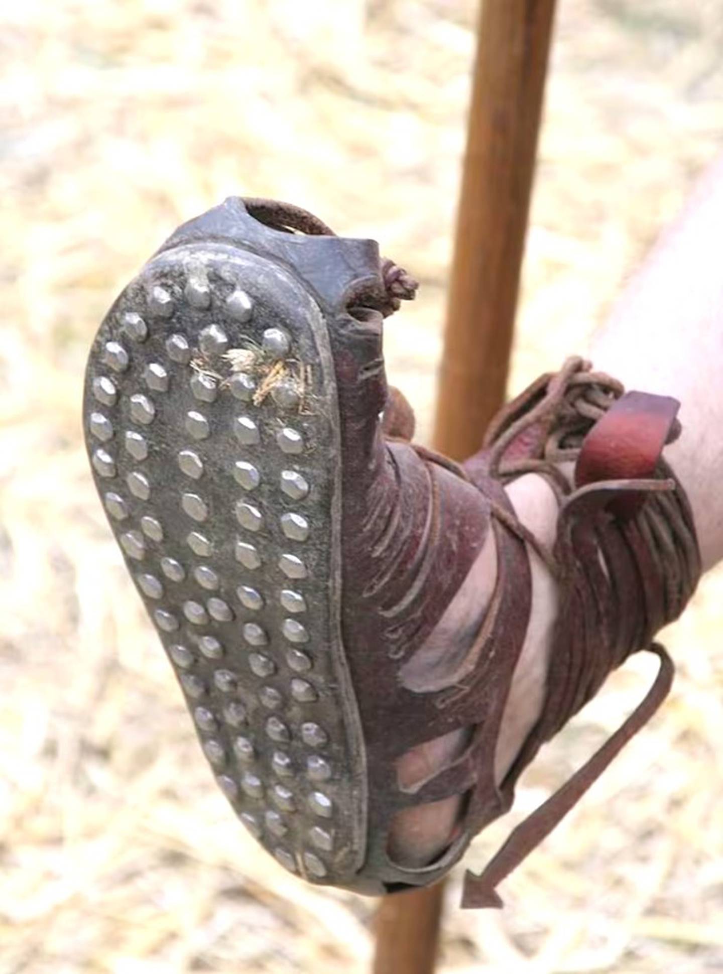 Así eran las sandalias romanas con tachas.