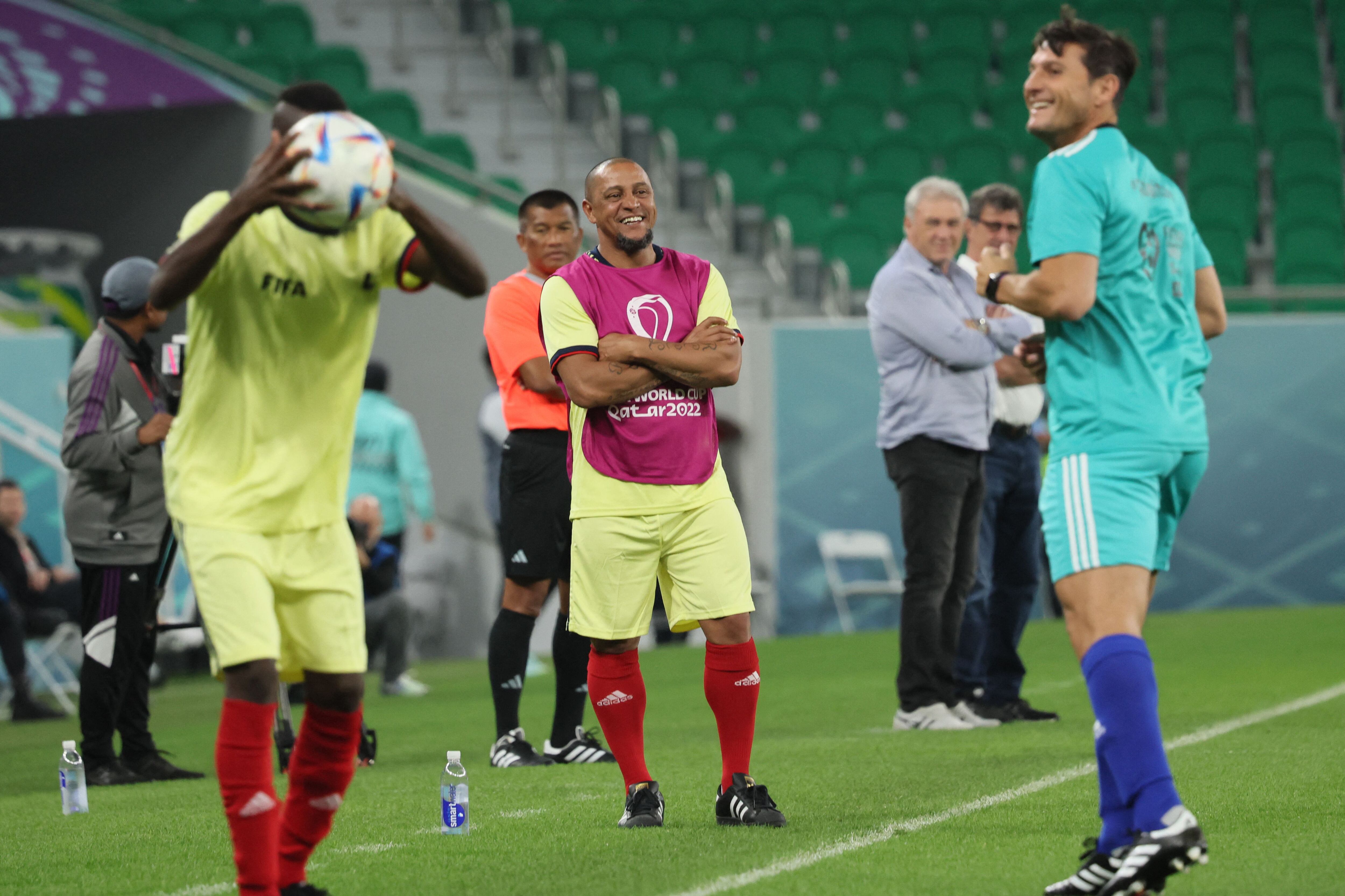 El exfutbolista brasileño Roberto Carlos (centro) asiste al partido amistoso de fútbol de FIFA Legends y trabajadores con sede en Qatar en el estadio Al Thumama en Doha el 12 de diciembre de 2022.