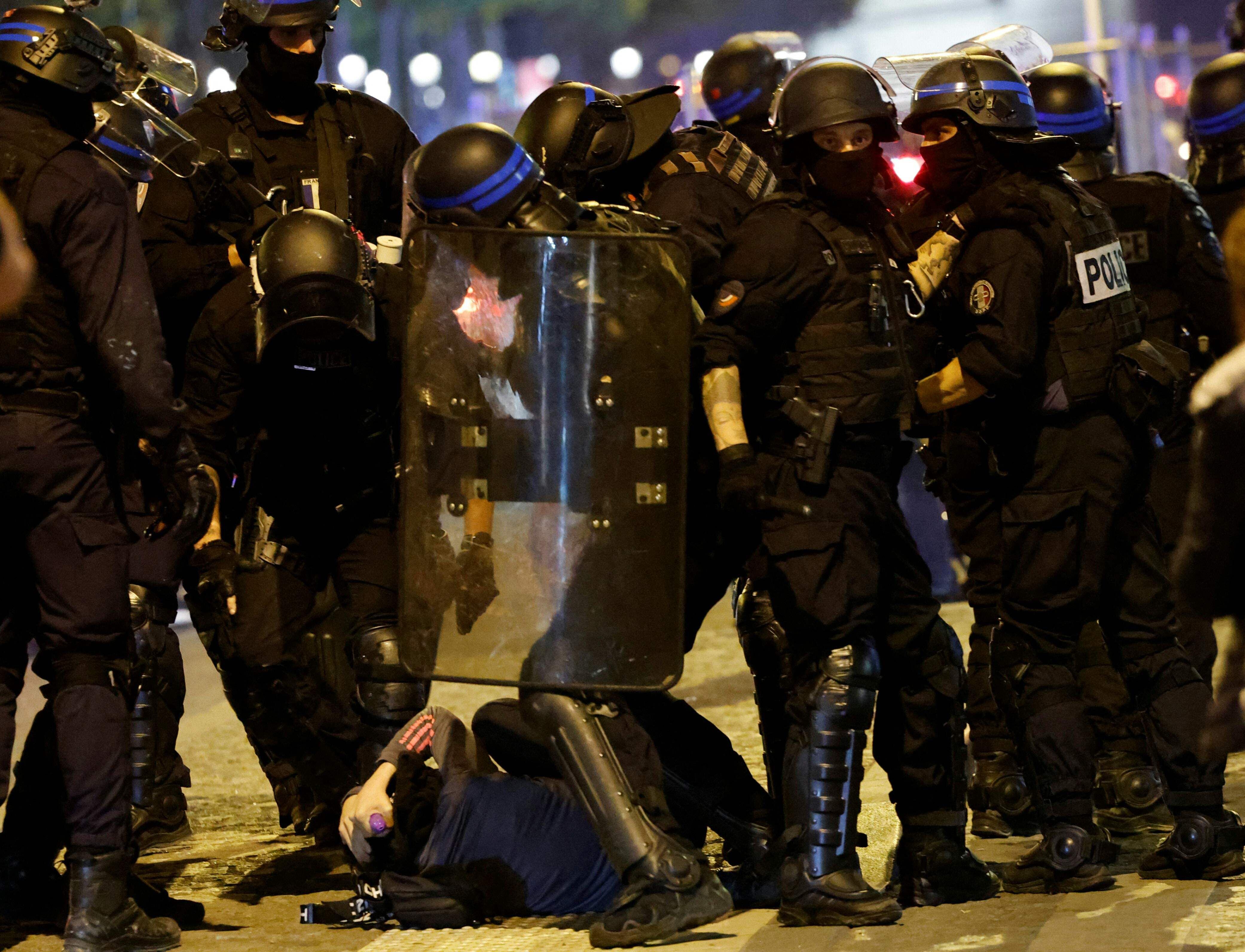 Disturbios en Francia suben de tono: presidente convoca reunión de emergencia