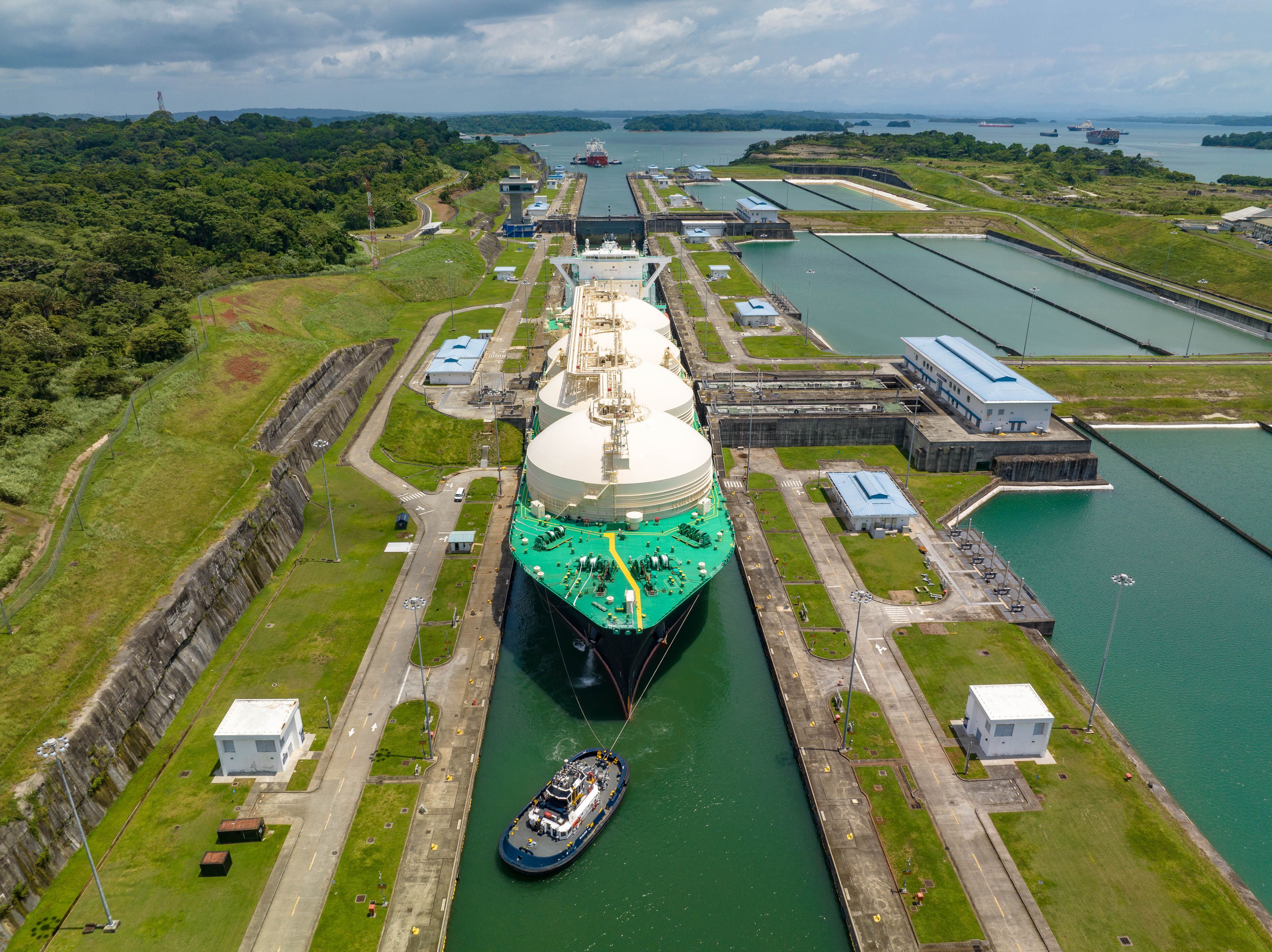 Los principales clientes del Canal de Panamá son Estados Unidos, China y Japón. Por este cruce pasa el 6% del comercio marítimo mundial.