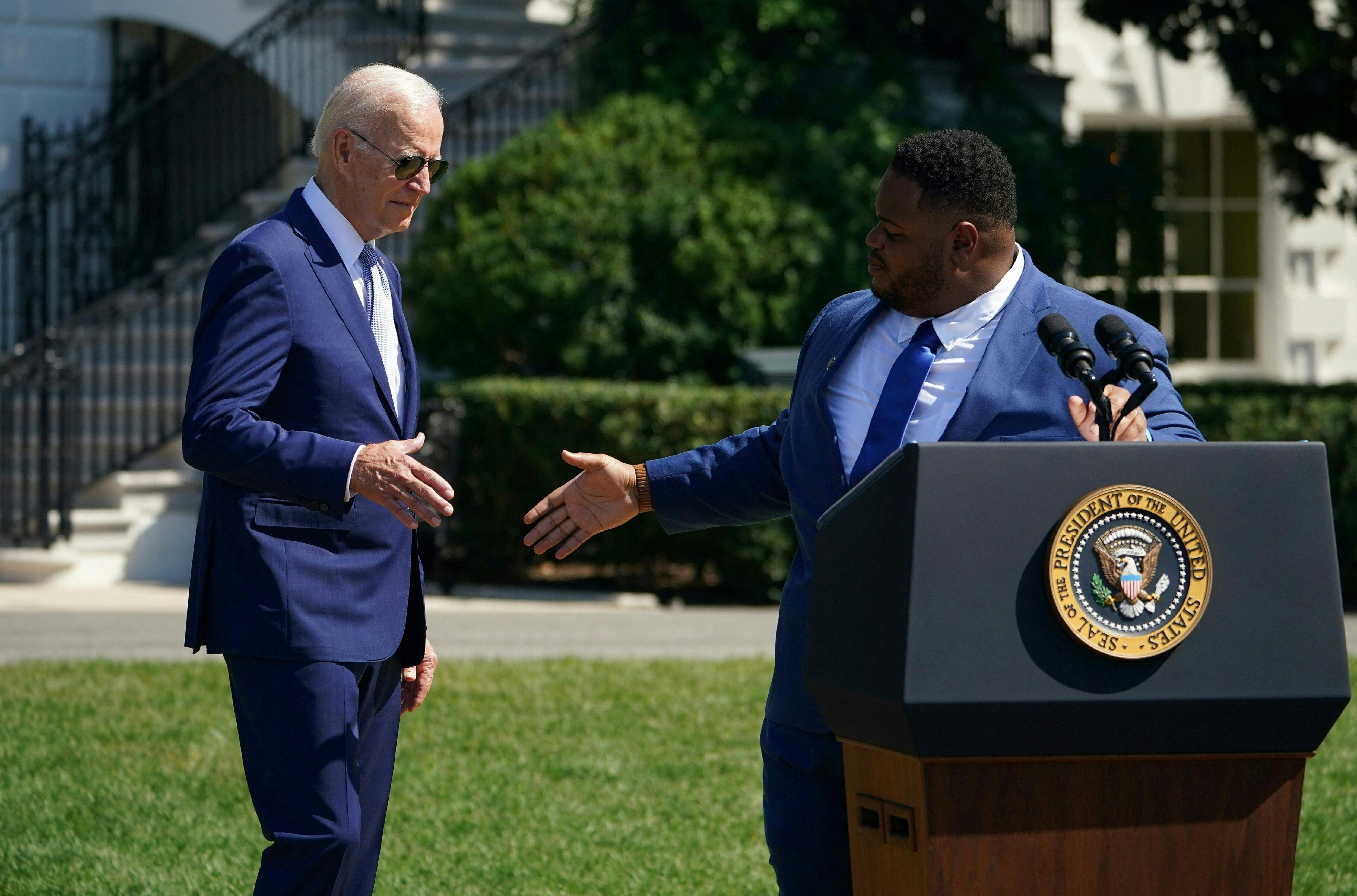 Joe Biden, presidente de Estados Unidos, firmó la 'Ley de Chips y Ciencia' que permitirá impulsar la inversión para fabricar semiconductores en Estados Unidos. Le acompaña Joshua Aviv, director general de la empresa SparkCharge.