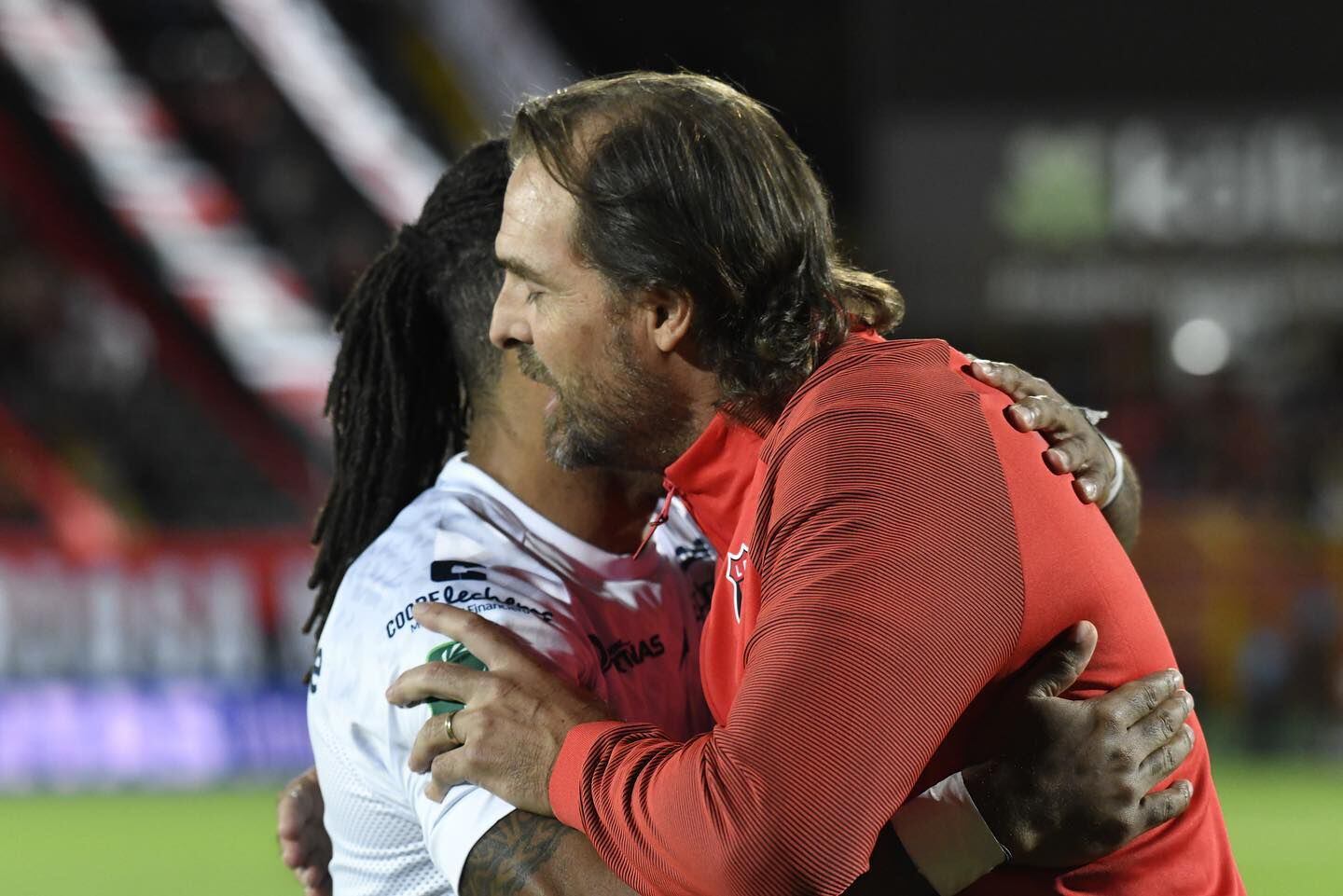 Jonathan McDonald y Andrés Carevic se fundieron en un abrazo antes del juego entre Alajuelense y San Carlos.