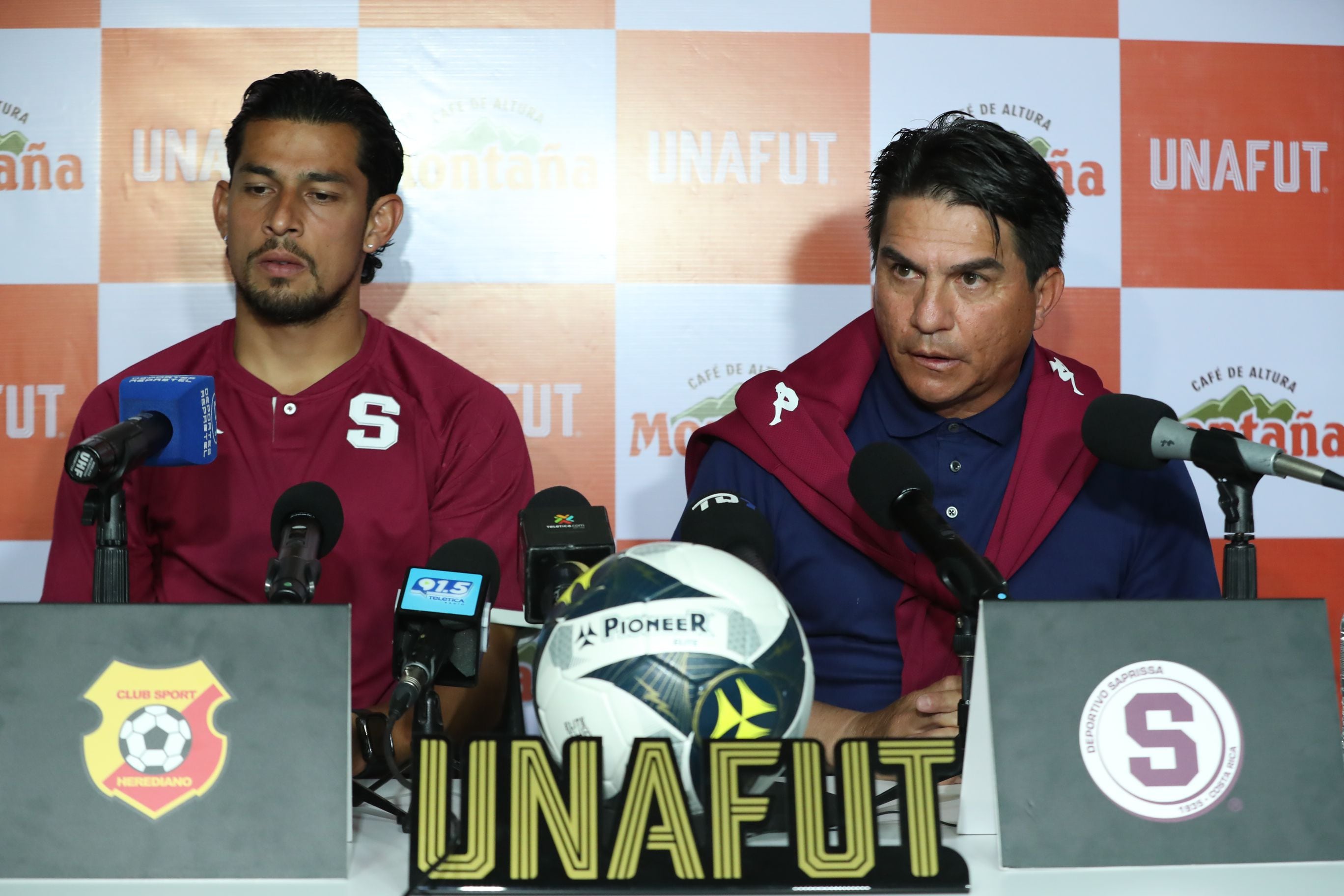 Ariel Rodríguez y Vladimir Quesada, integrantes del Deportivo Saprissa, asistieron a la conferencia de prensa organizada por la Unafut.