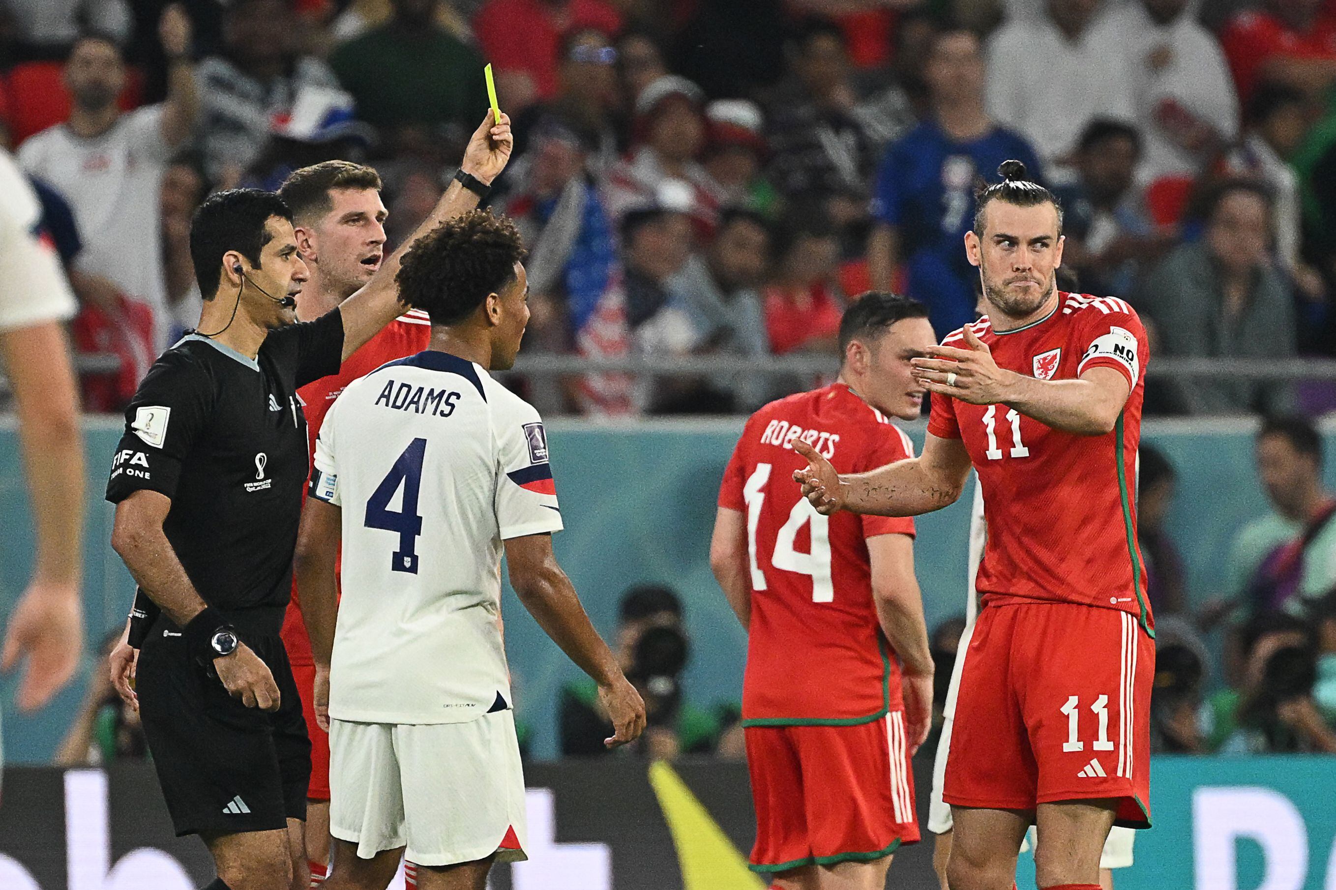El árbitro qatarí Abdulrahman Al Jassim muestra una tarjeta amarilla al delantero de Gales, Gareth Bale, durante el partido de fútbol del Grupo B de la Copa Mundial de Qatar 2022. FOTO: