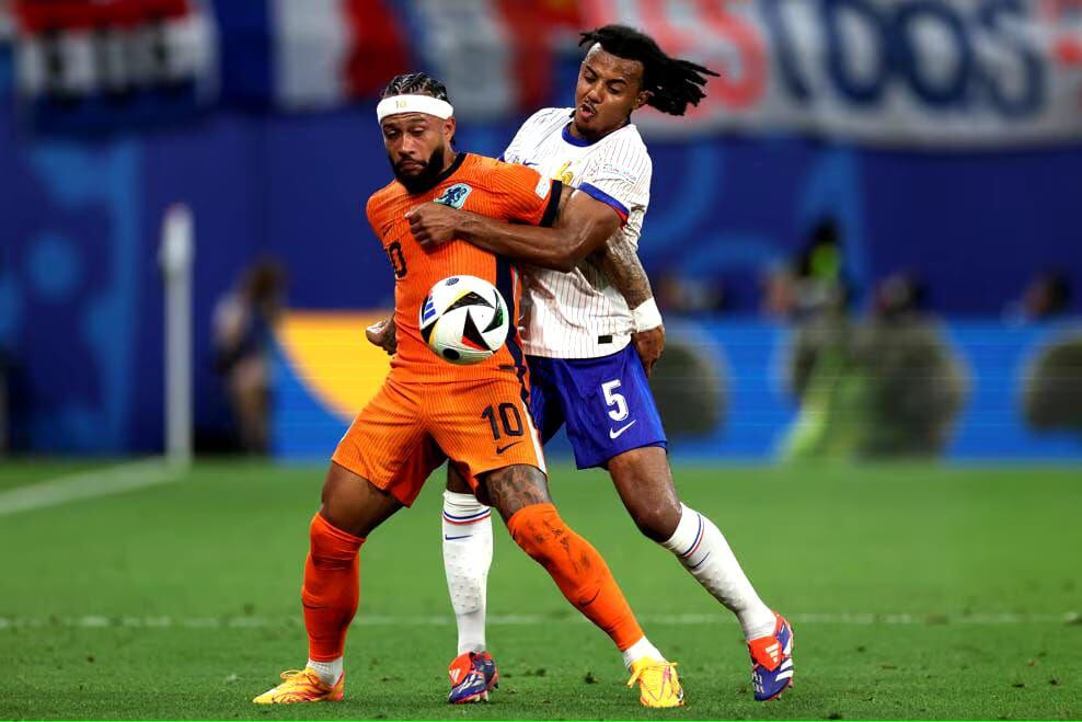 El atacante de Países Bajos, Memphis Depay (10), tuvo un duelo intenso con el defensor de Francia Jules Koundé, en el segundo juego de la fase de grupos de la Eurocopa de Alemania 2024.