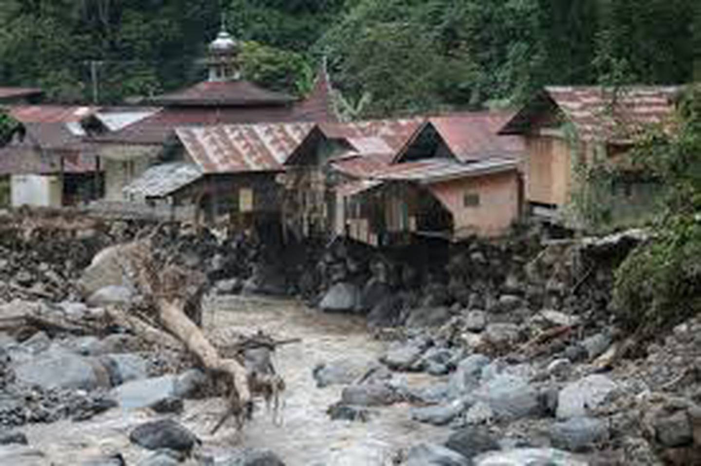 A parte de las inundaciones, Sumatra también se ve afectado por el lanzamiento de lava fría por parte del volcán Marapi
