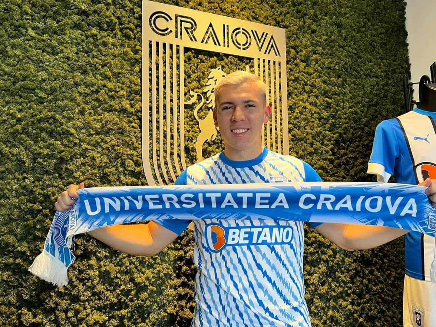 Carlos Mora se deja ver por primera vez con la camisa de su nuevo club, Universitatea Craiova de Rumania.