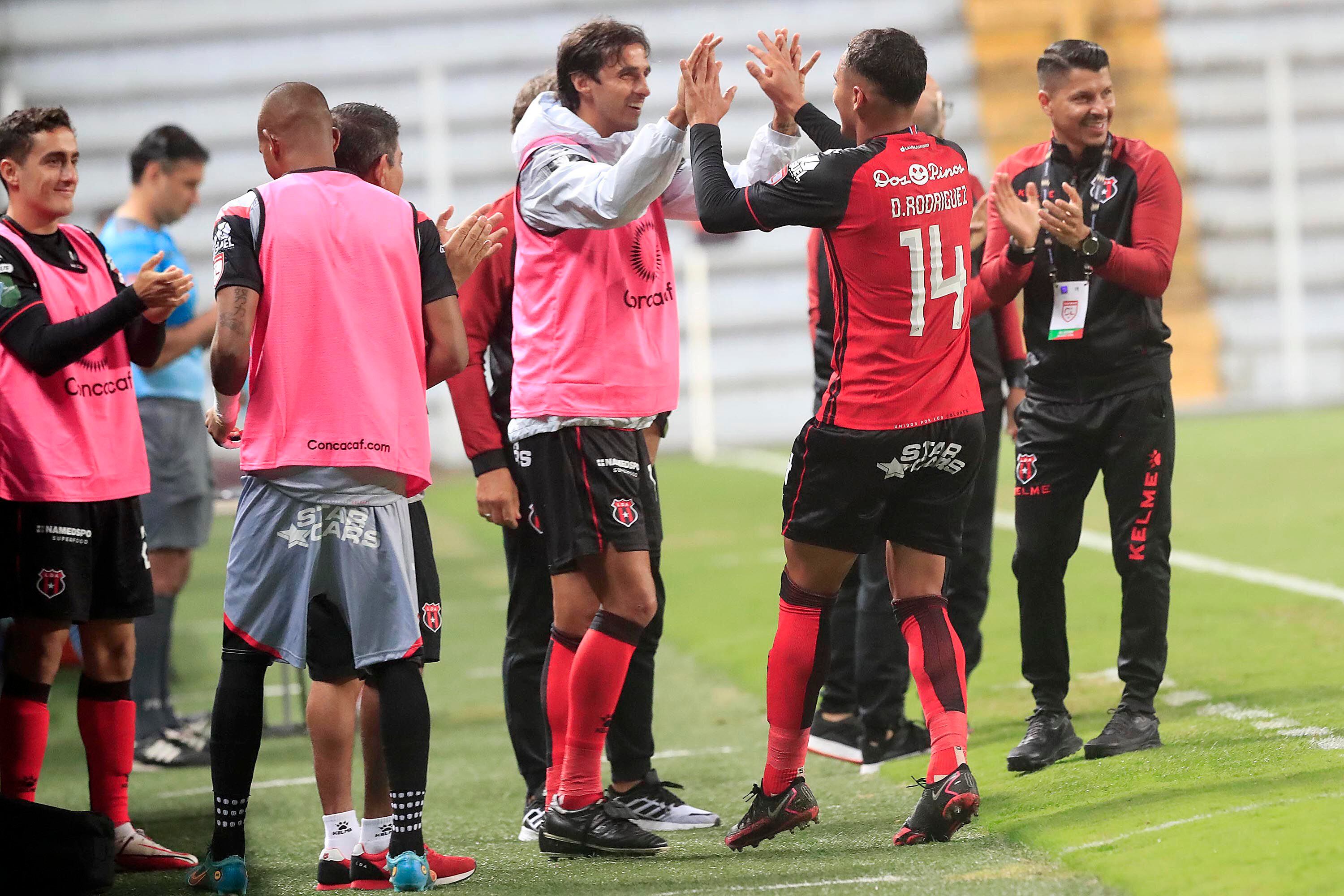Cuando Doryan Rodríguez le anotó un triplete al Alianza de Panamá le dedicó uno de sus goles a Bryan Ruiz, porque el capitán de Alajuelense estaba cumpliendo años.