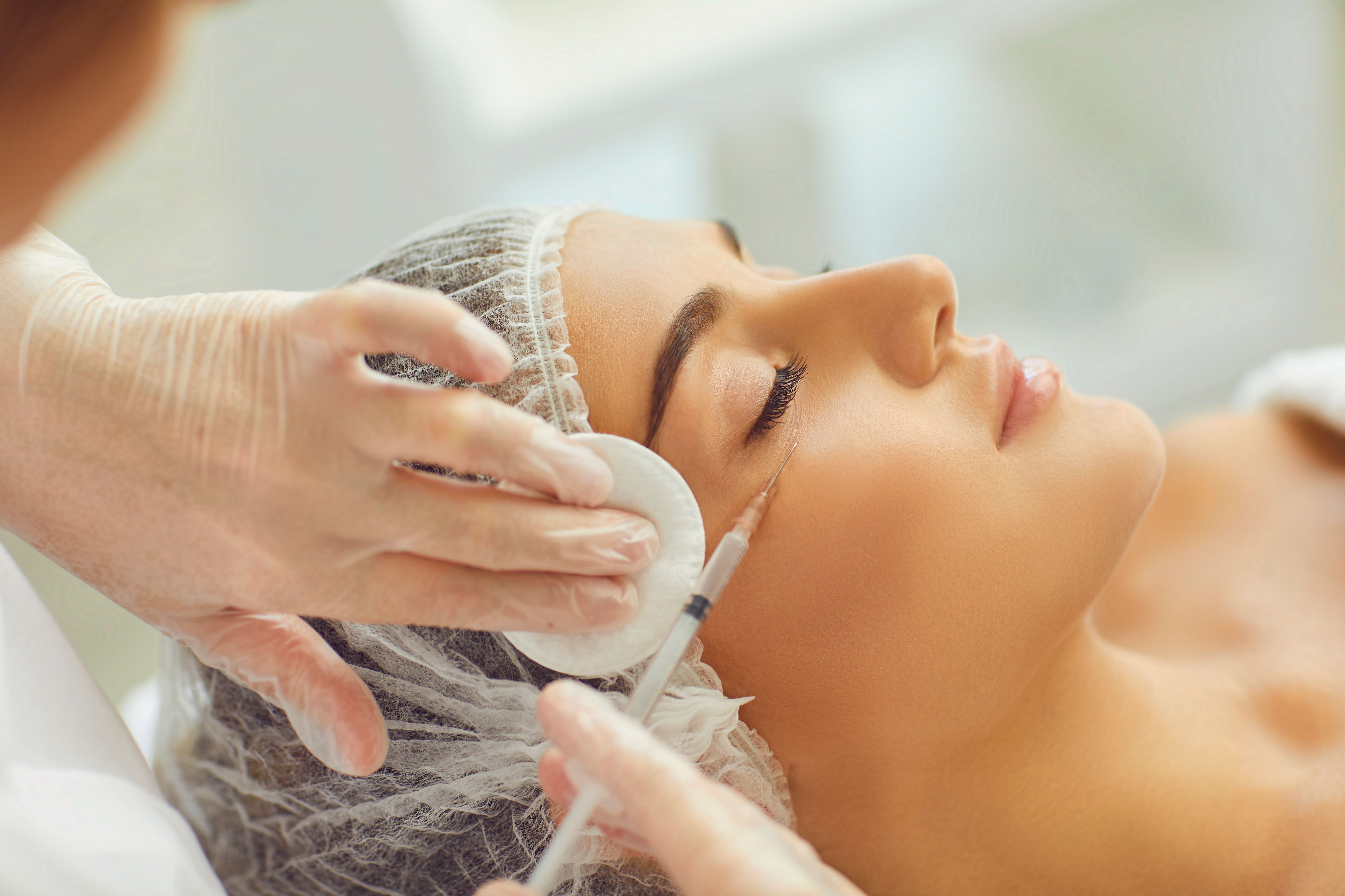 Aparte de las inyecciones de toxina botulínica, otras tecnologías de mantenimiento facial, como las cremas, han contribuido a que las personas desarrollen arrugas más tardíamente mientras envejecen.