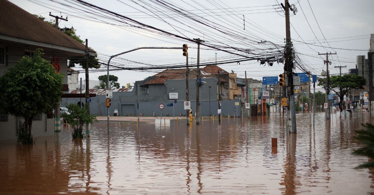 Así lucía, este sábado, una calle inundada en el barrio de São Geraldo en Porto Alegre, estado de Río Grande del Sur, Brasil. 