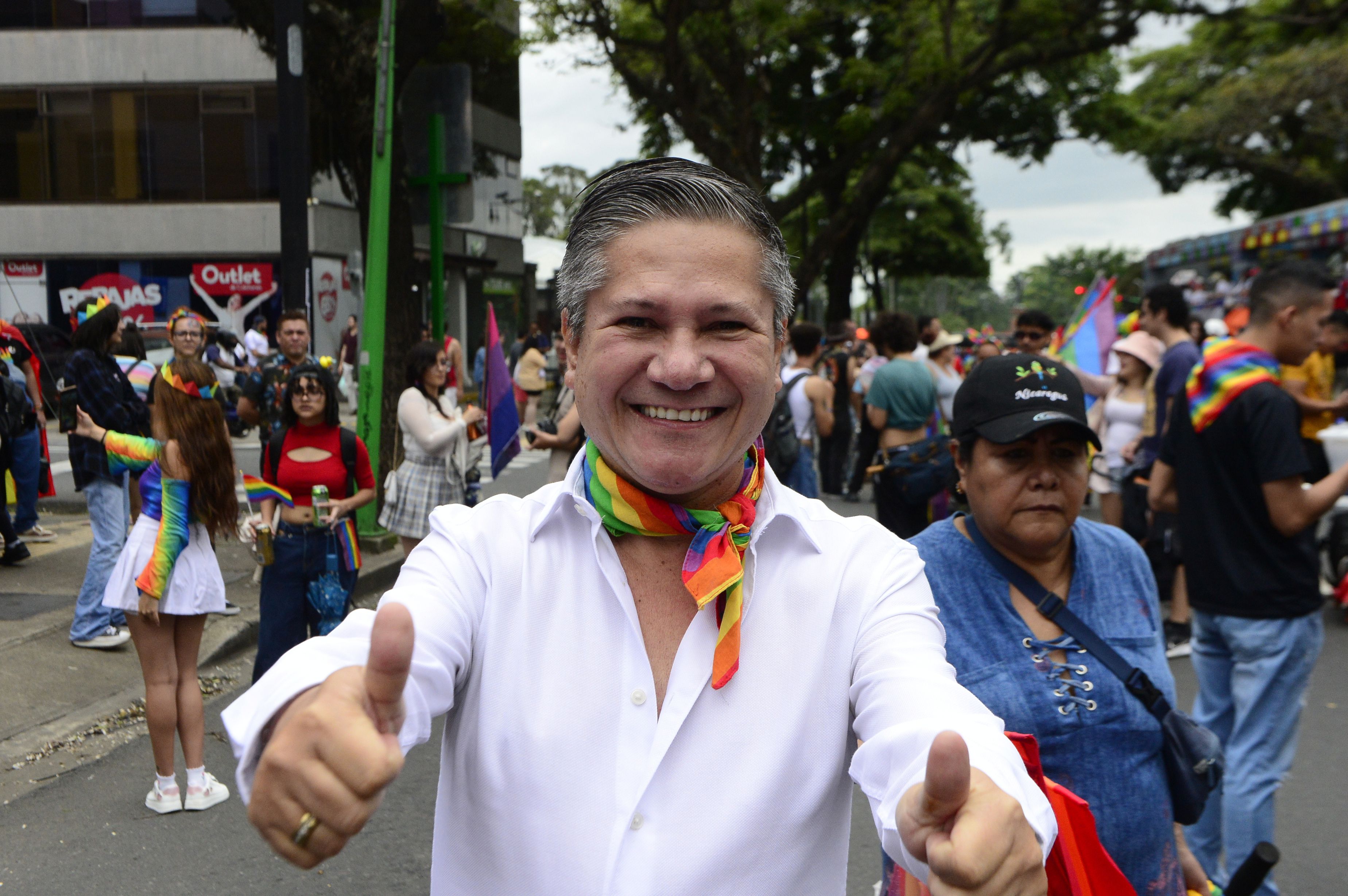 El excomisionado Ricardo Sossa en la marcha de la diversidad de 2024. Fotos: Jorge Navarro.

