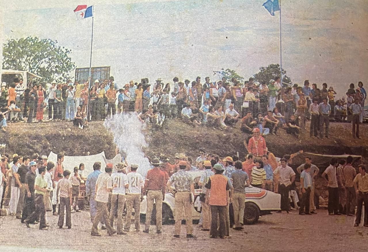 Los aficionados que llegaron a la inauguración del autódromo La Guácima se aglomeraron en los 'pits', que en aquel momento no contaban con techo ni zonas de seguridad.