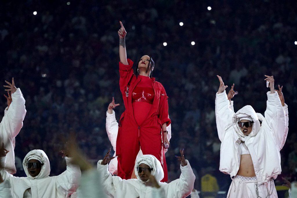 Rihanna interpretó 'Only Girl', 'Work', 'Needed Me', 'Rude Boy' y 'S&M' durante su presentación en el Super Bowl 2023.