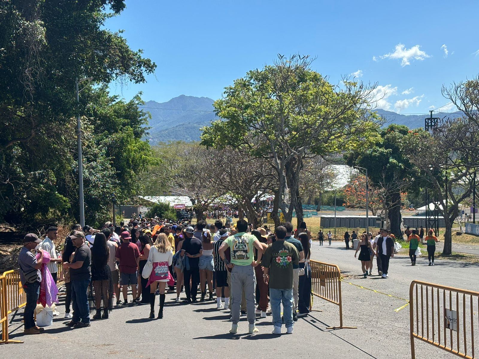 Desde mediodía una nutrida cantidad de personas quiso empezar el festival desde temprano. Foto: Jorge Mora
