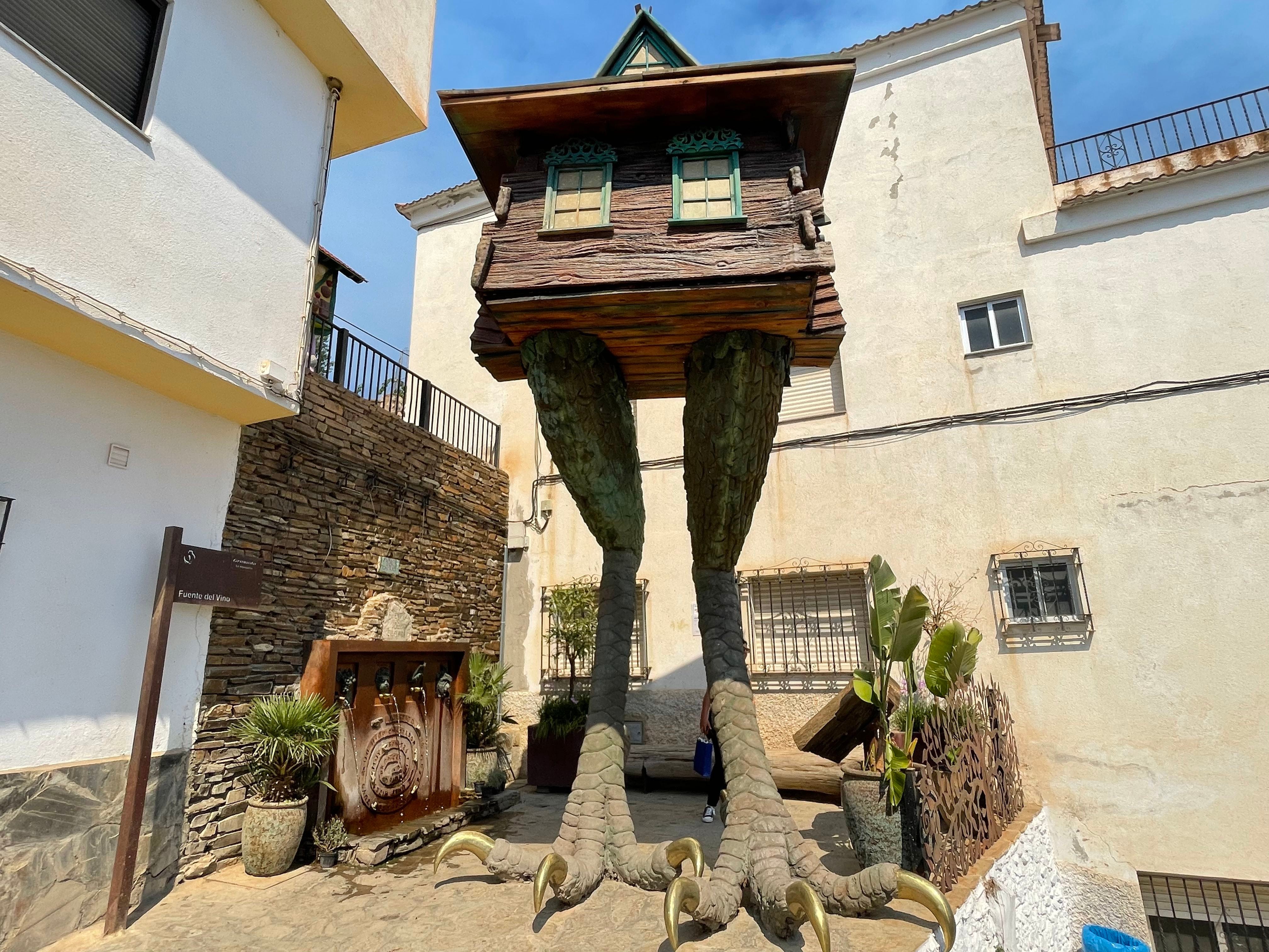 La casa de la bruja Baba Yaga en Soportújar, Granada, España.