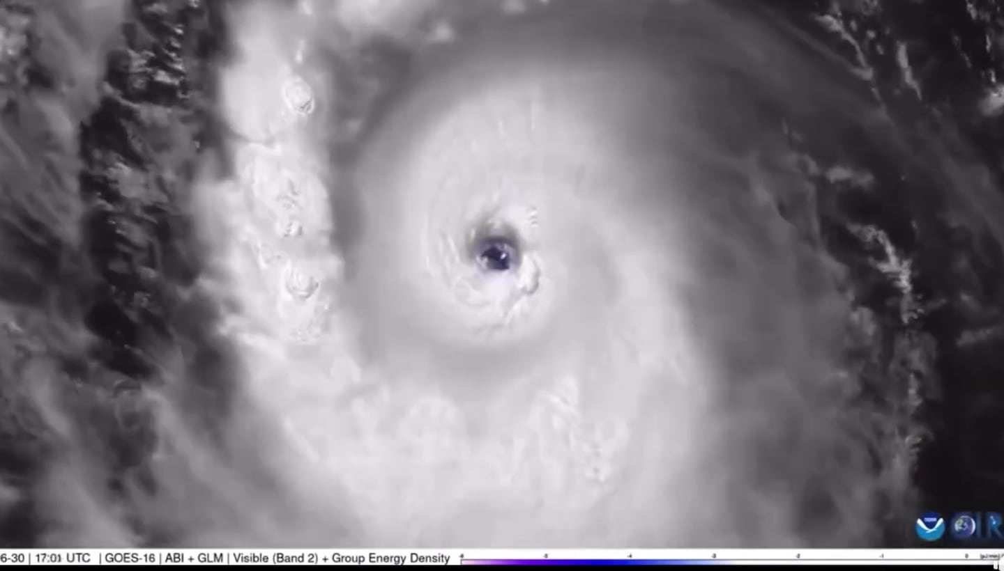 El ojo del huracán Beryl tiene un diámetro de 64 kilómetros. El ciclón se veía así desde el satélite, este 1 de julio. Imagen: NOAA.