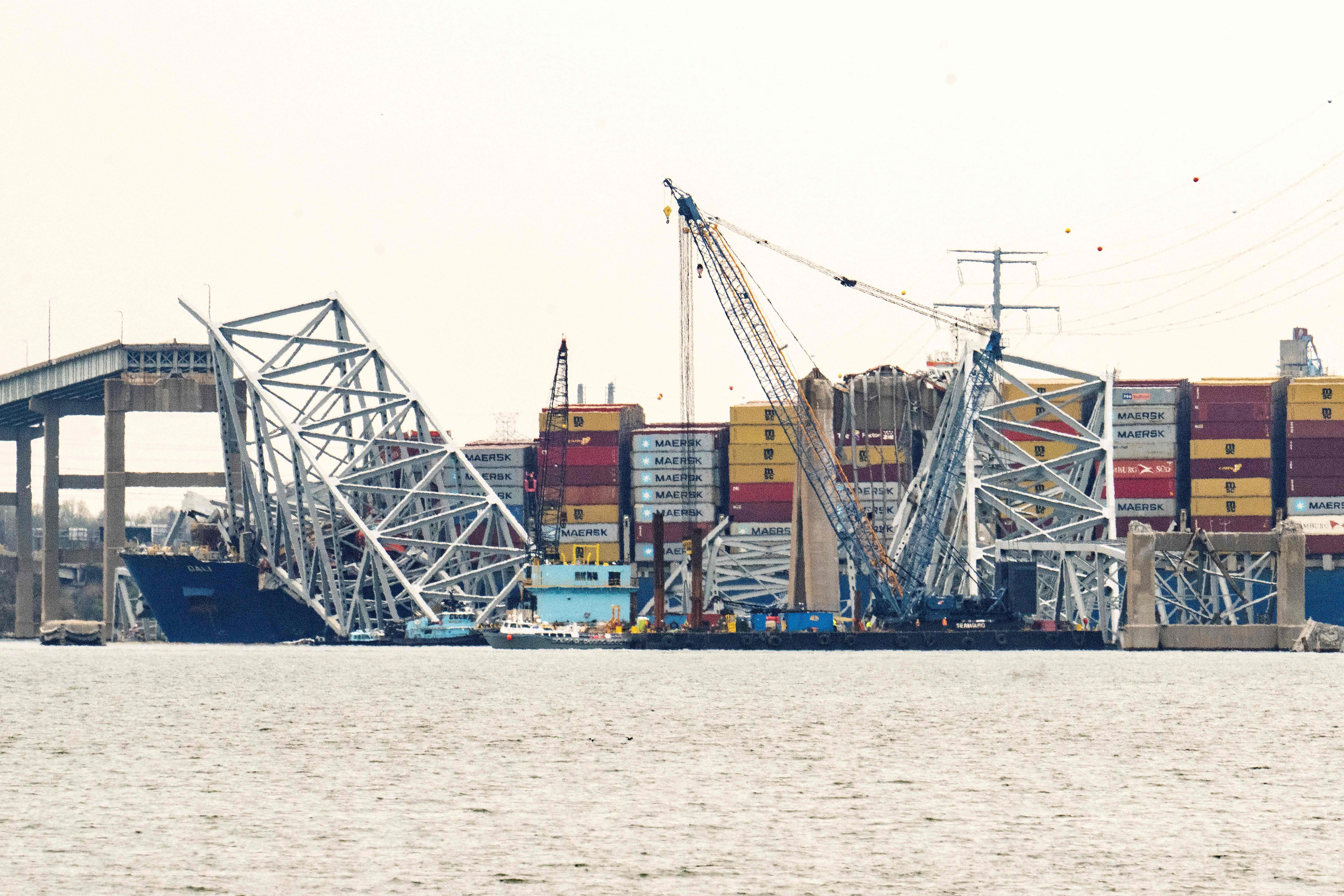 Despejar escombros para reabrir el puerto de Baltimore resulta una tarea ‘compleja’