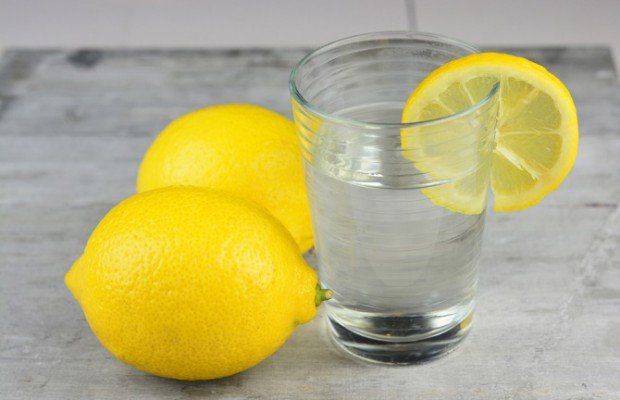 La hidratación adecuada es clave para una salud óptima. Descubra si el agua con limón puede beneficiar su cuerpo, según una experta en nutrición.