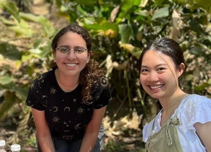 Paula Rueda Mora y su amiga Yiting Wang Lu son dos de las jóvenes que integran el proyecto CompasCR, iniciativa con la que quieren apoyar a estudiantes de colegio para que tengan éxito en el examen de admisión. Foto: MEP para LN