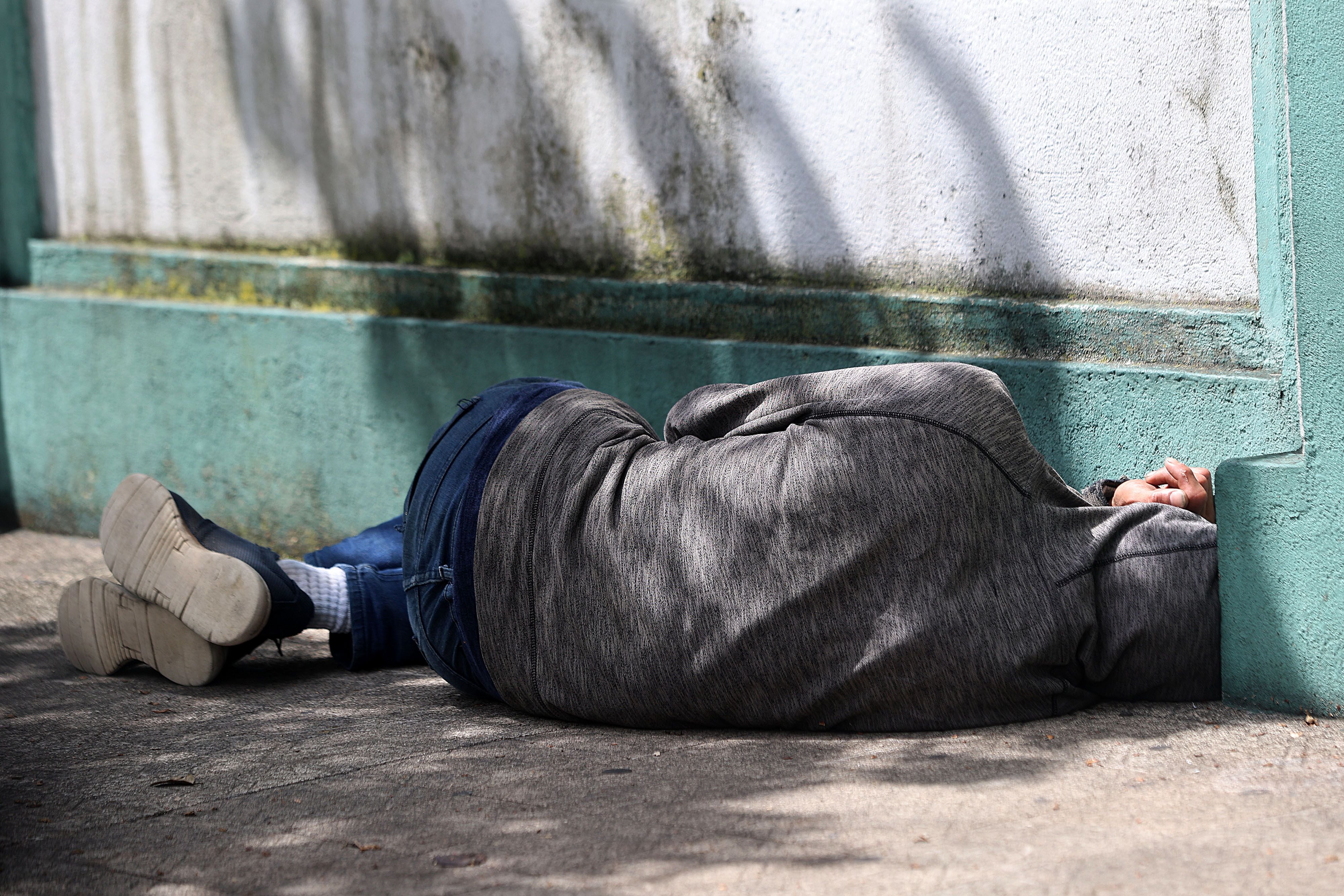 San José, avenida 20. Habitante de calle duerme en la acera de la vía pública. 