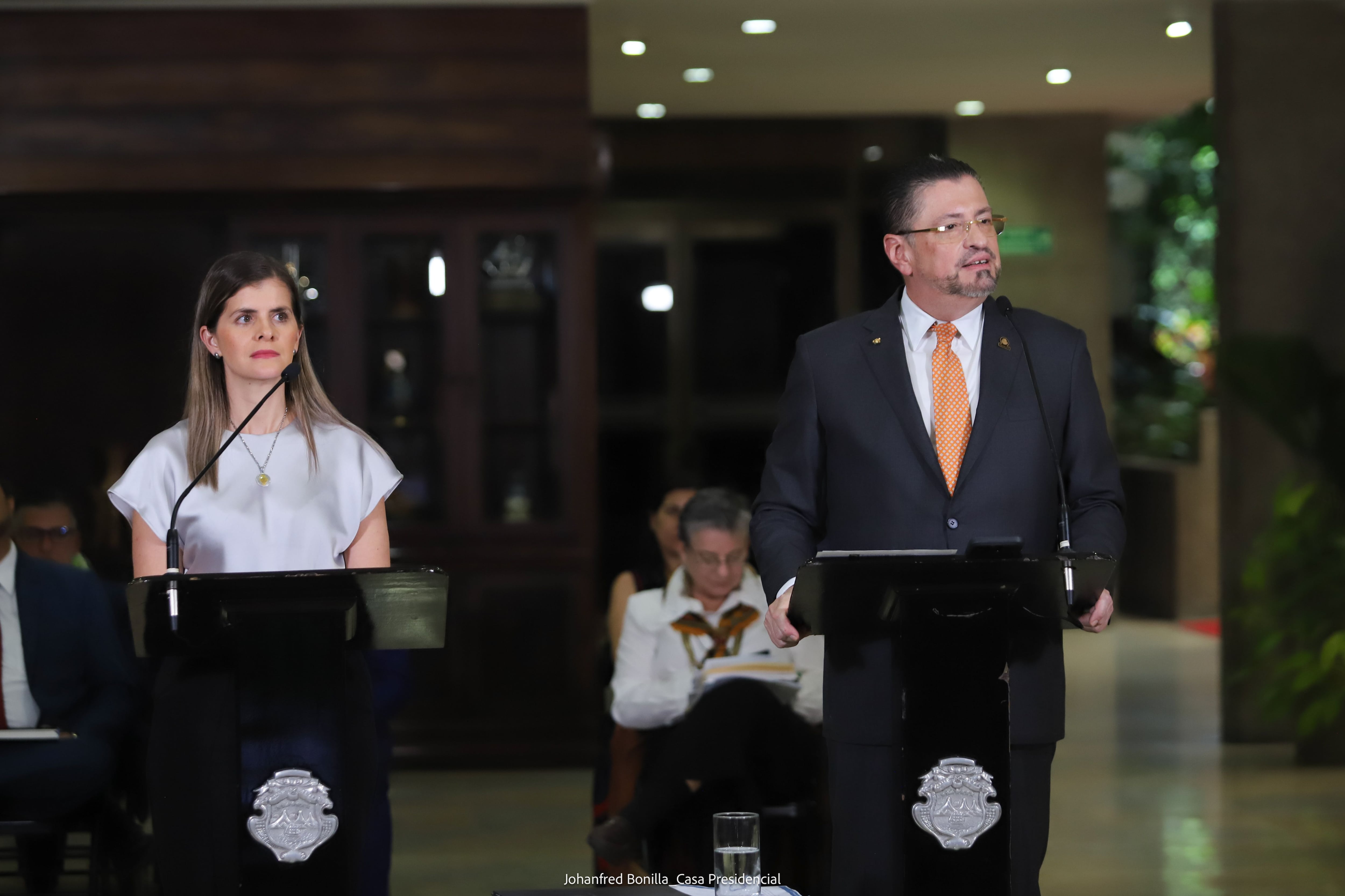 La ministra de la Presidencia, Laura Fernández, y el mandatario, Rodrigo Chaves, se refirieron al supuesto fallo de la Sala Constitucional en relación con un recurso de amparo presentado por el gobierno. Foto: Casa Presidencial