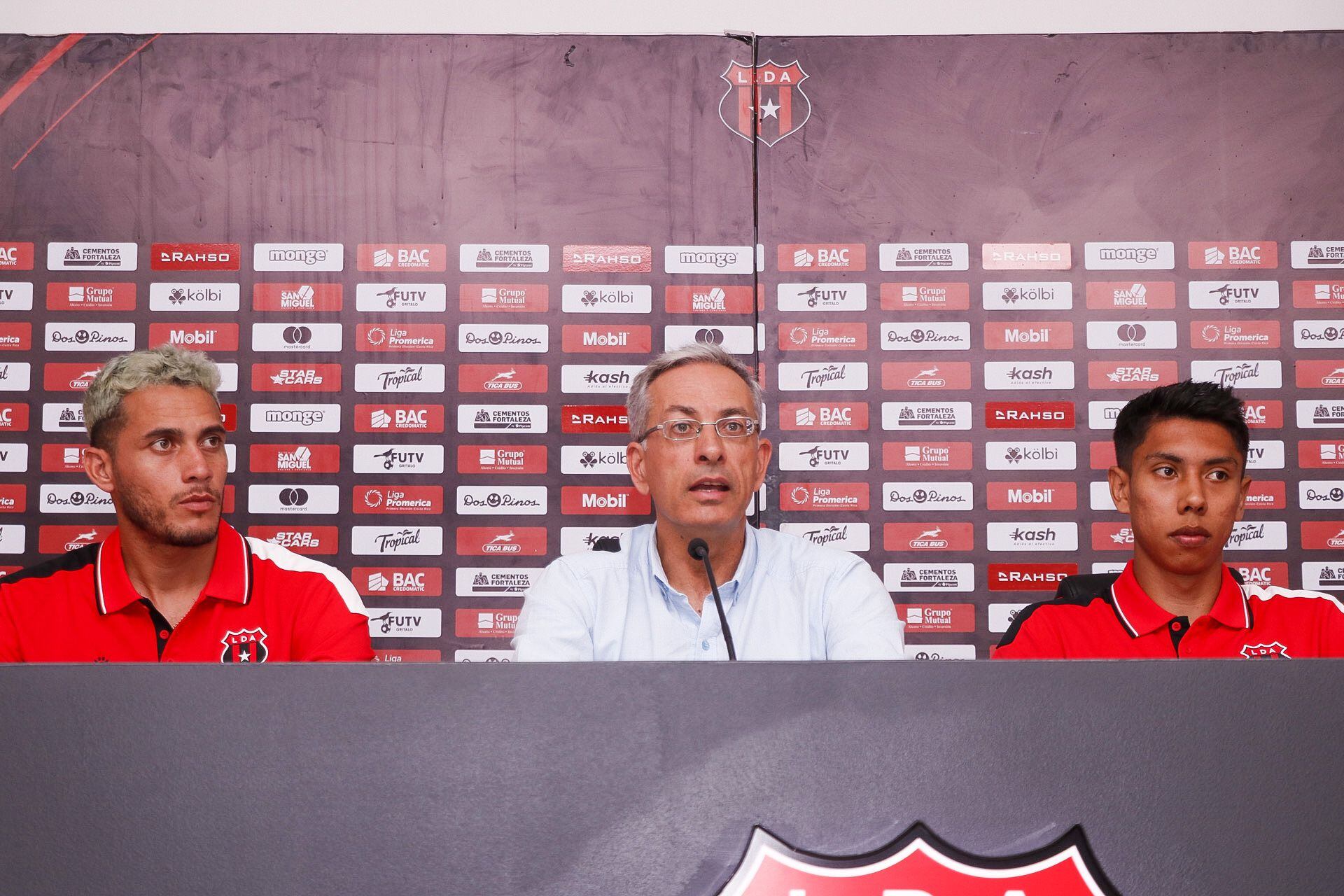 Antonio Solana esperó hasta tener al delantero Ángel Tejeda para proceder con la presentación de los refuerzos de Alajuelense.